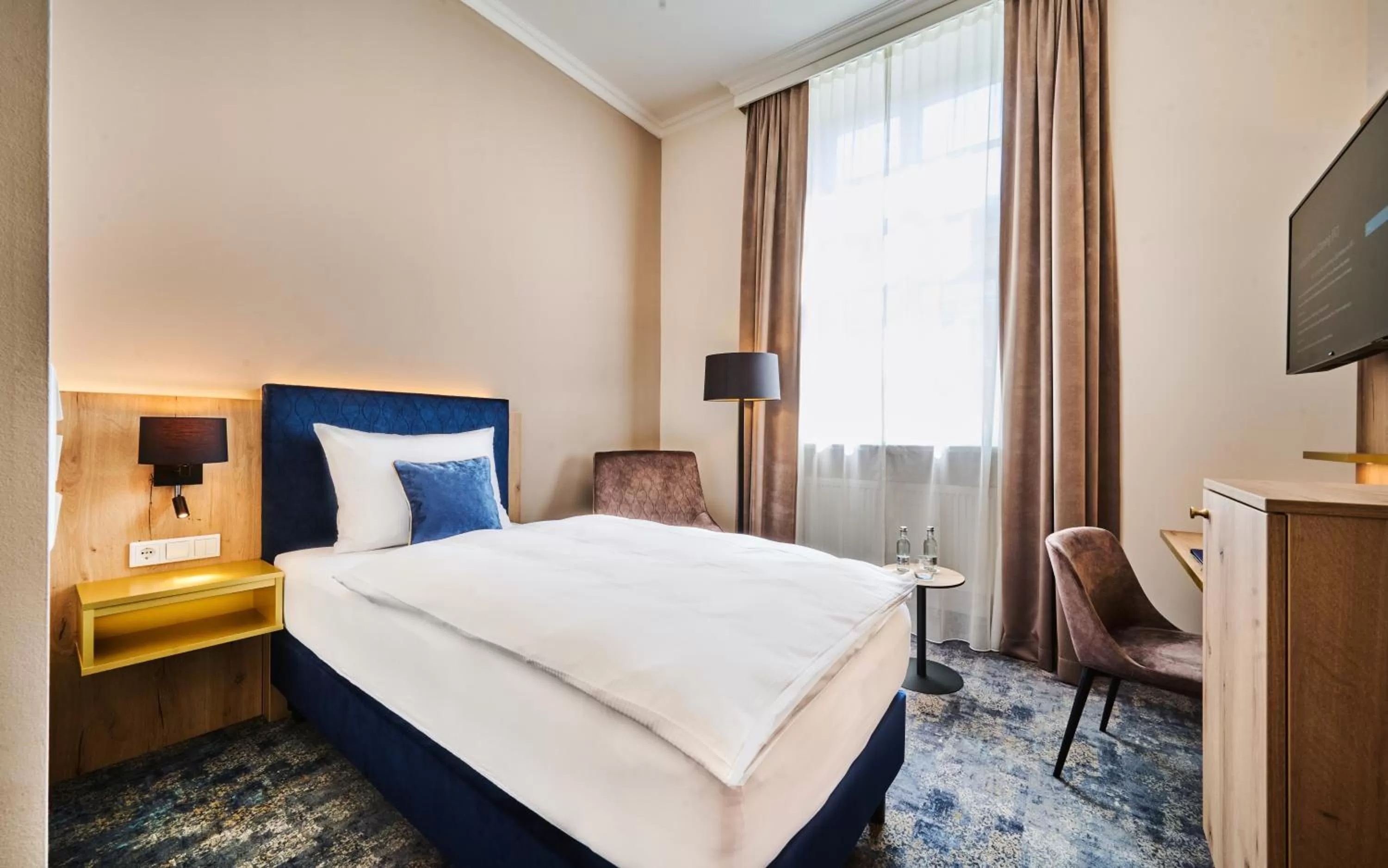 Photo of the whole room, Bed in Hotel Zur Post Altötting