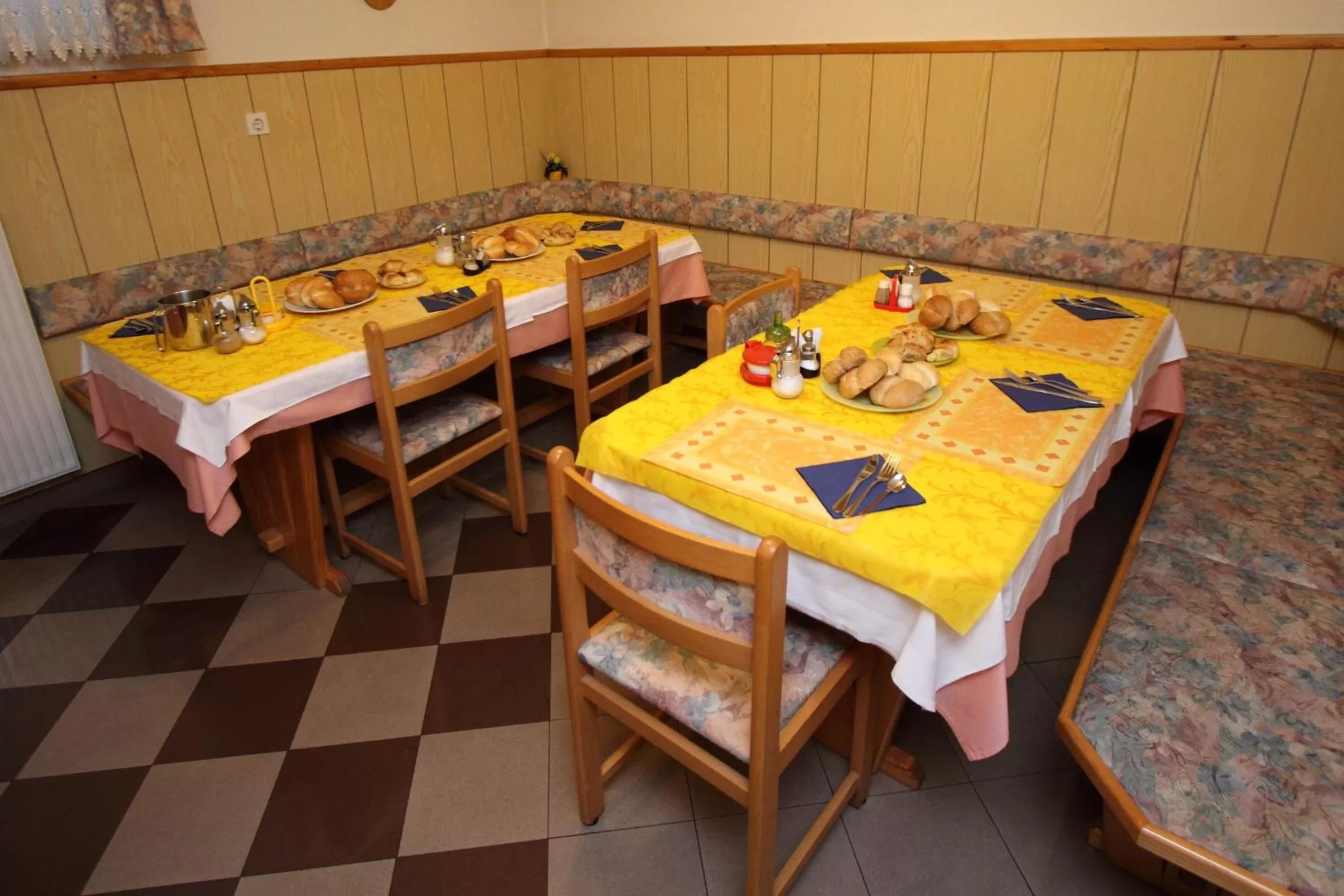 Restaurant/places to eat in Rooms & Apartments Jana