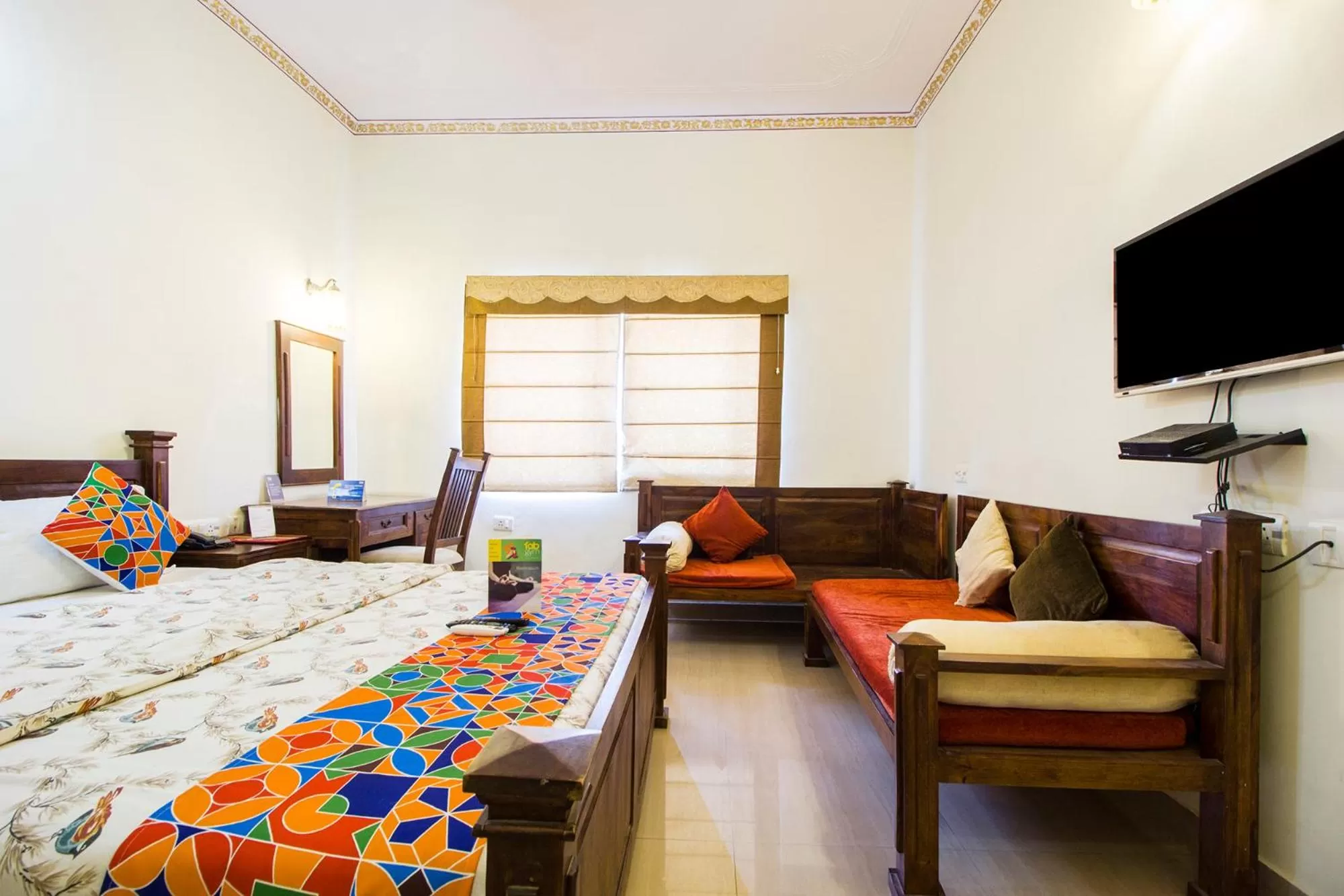 Living room, Bed in Hotel Raj Kothi Jaipur airport
