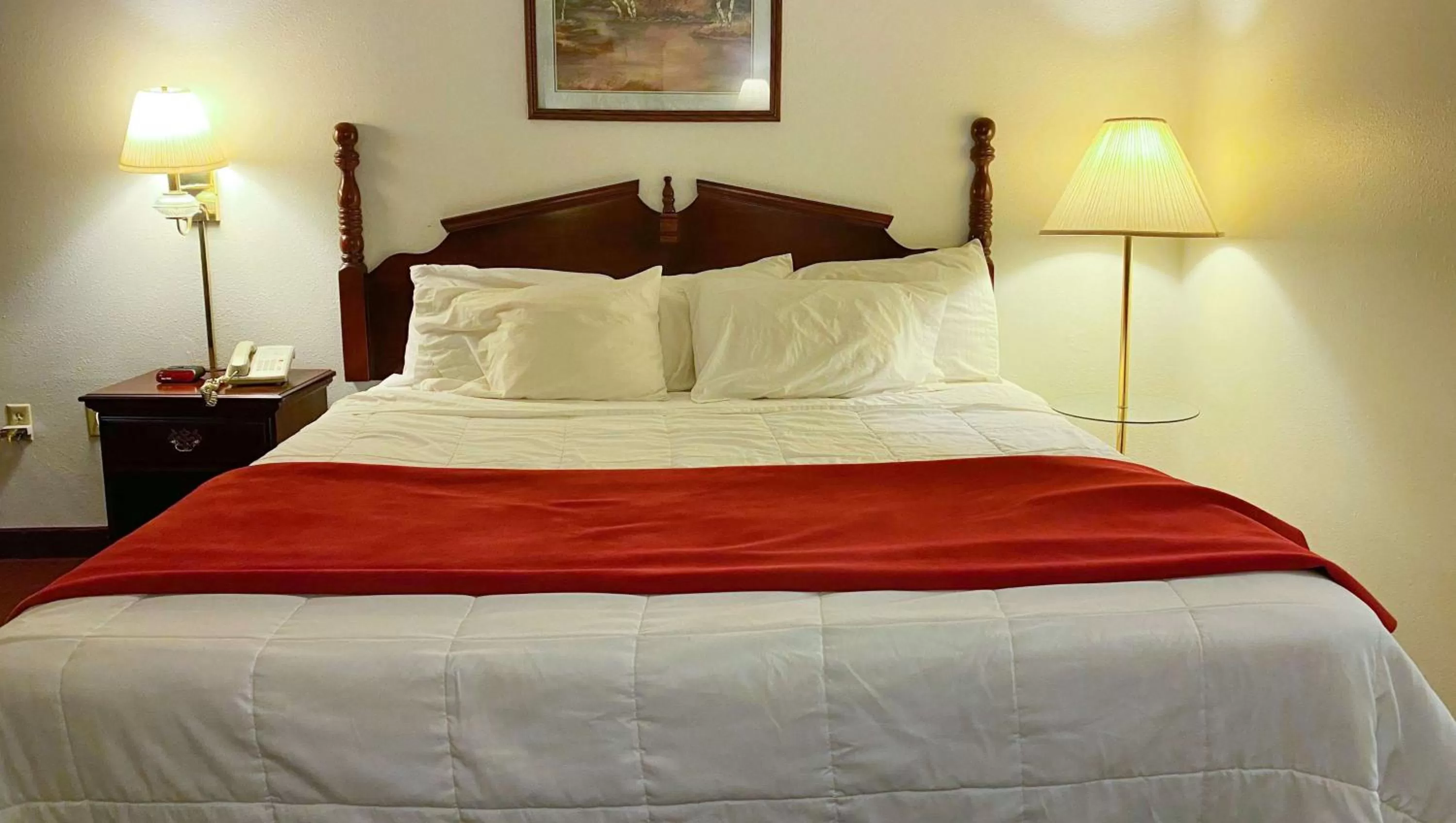 Photo of the whole room, Bed in Voyageur Inn and Conference Center