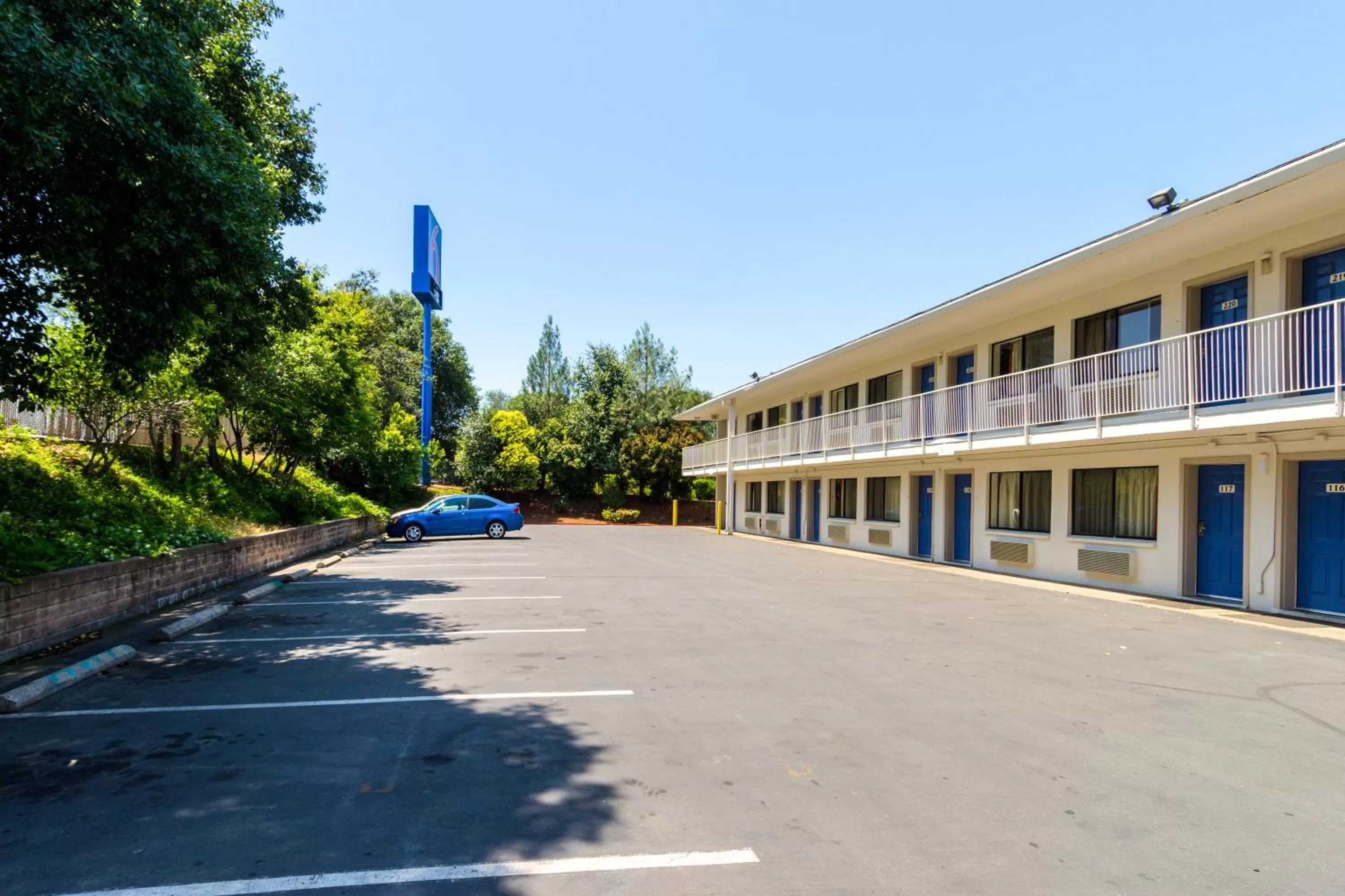 Facade/entrance in Motel 6-Redding, CA - Central