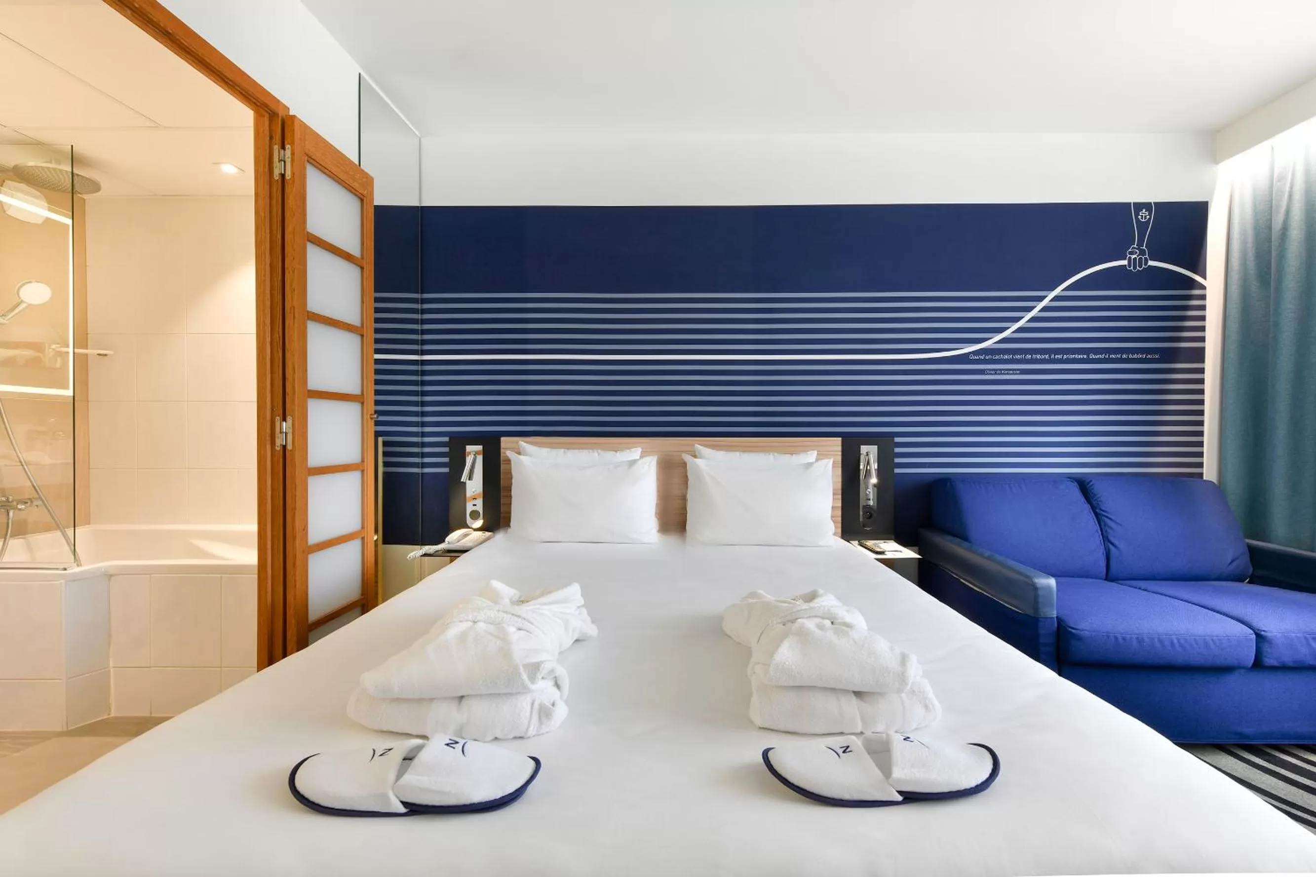 Bathroom, Bed in Novotel La Rochelle Centre