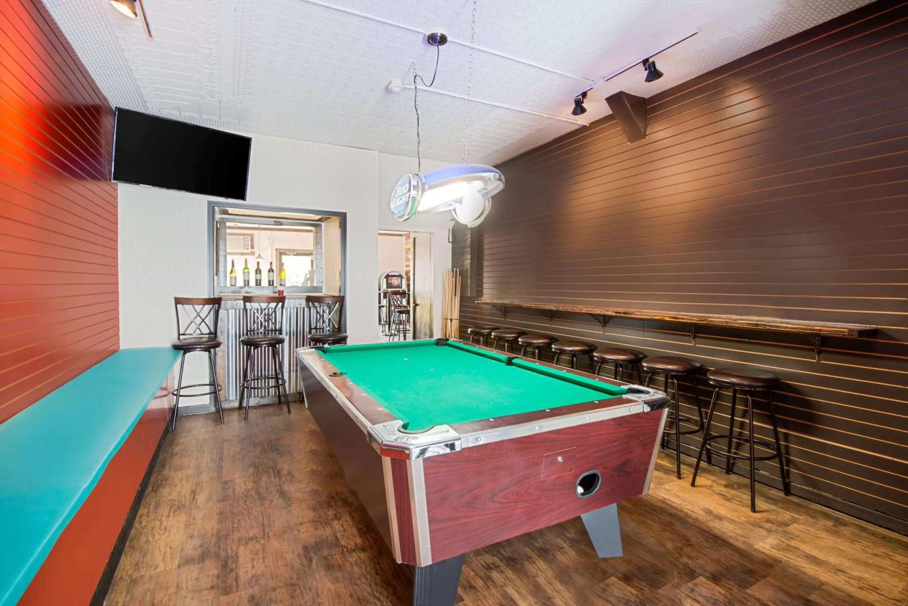 Lounge or bar, Billiards in Ramada Plaza by Wyndham Gillette Conference Center