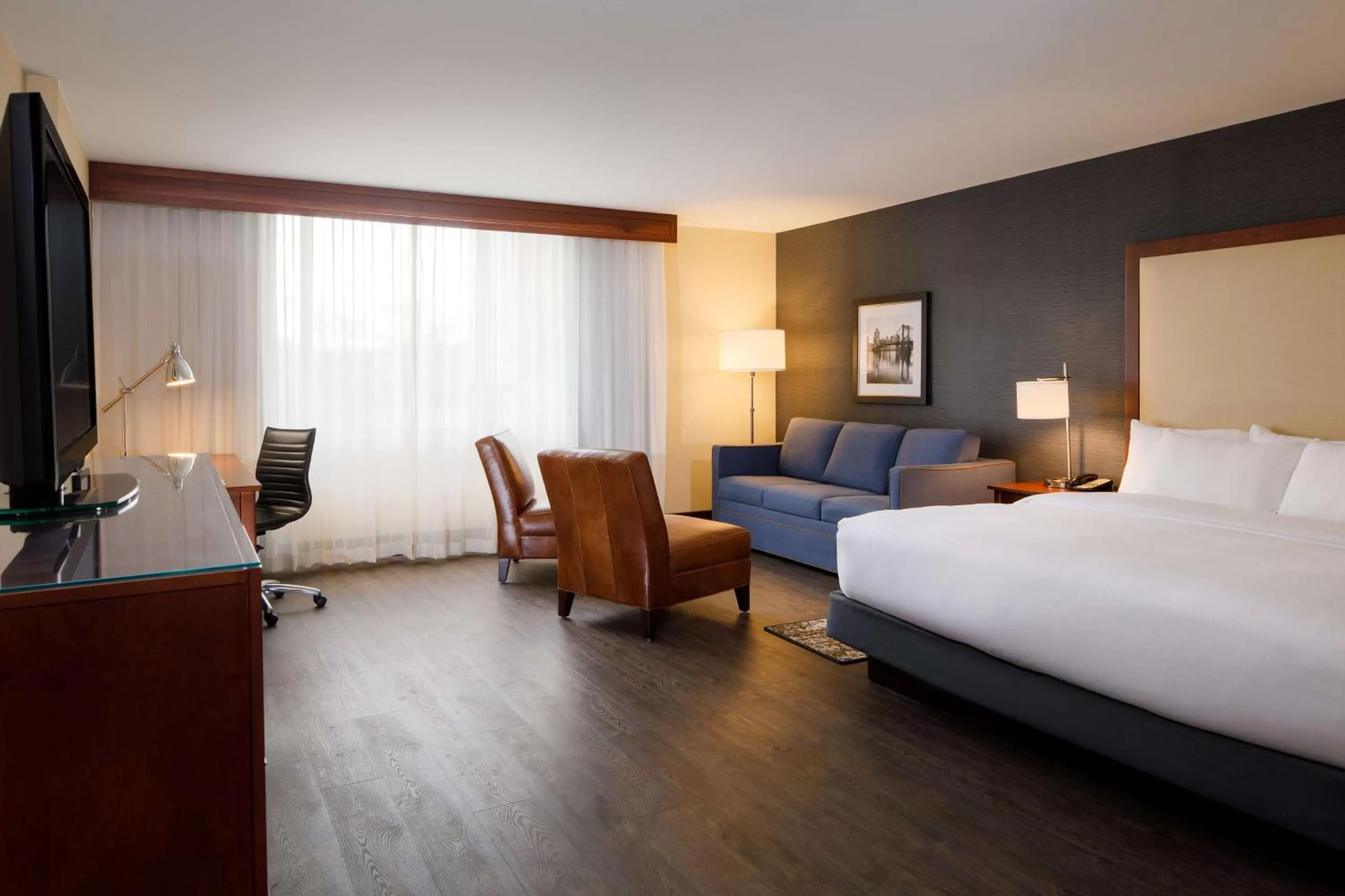 Bedroom, Bed in DoubleTree by Hilton Pittsburgh - Cranberry