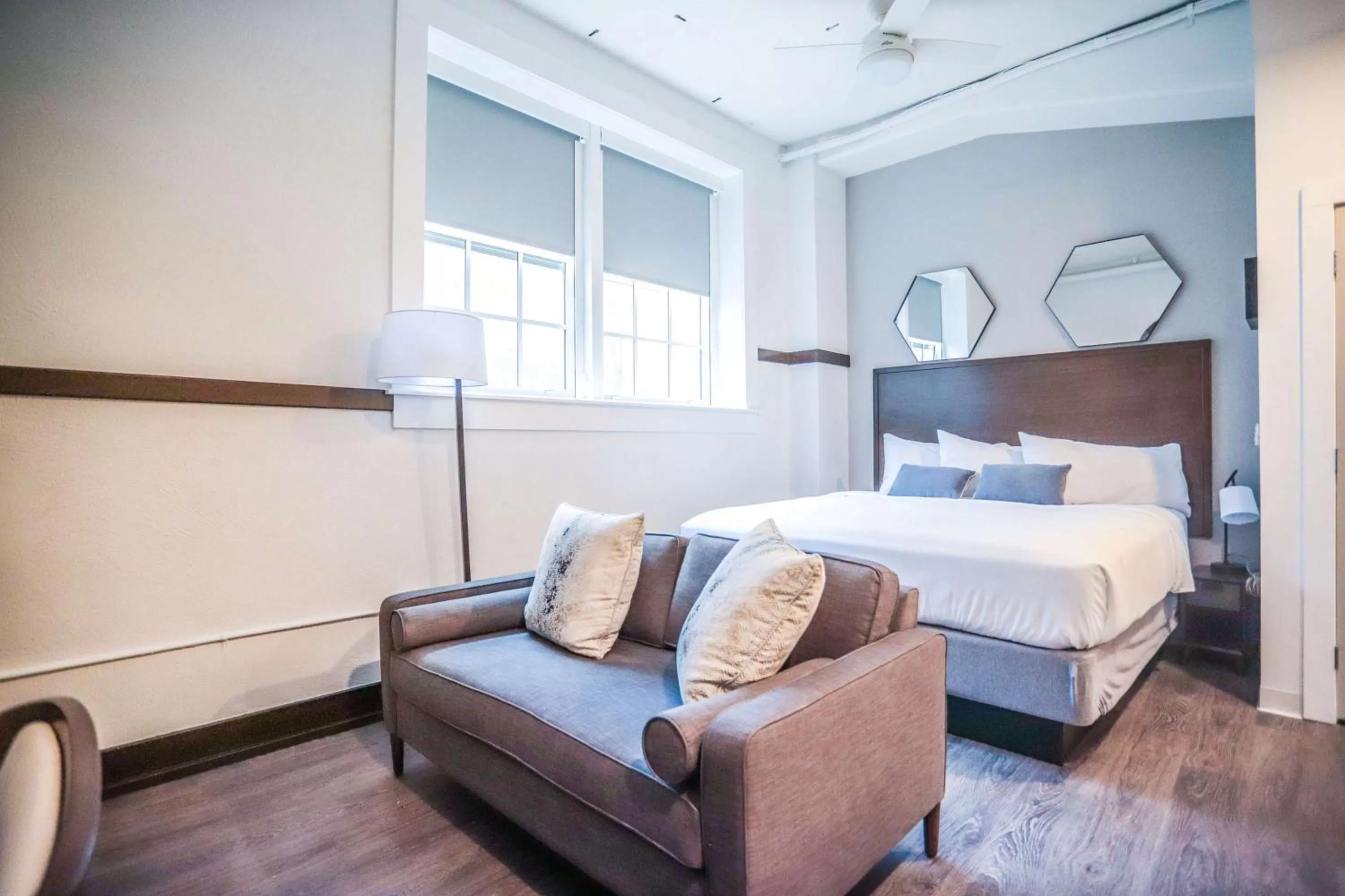 Photo of the whole room, Bed in Leavenworth Local Hotel