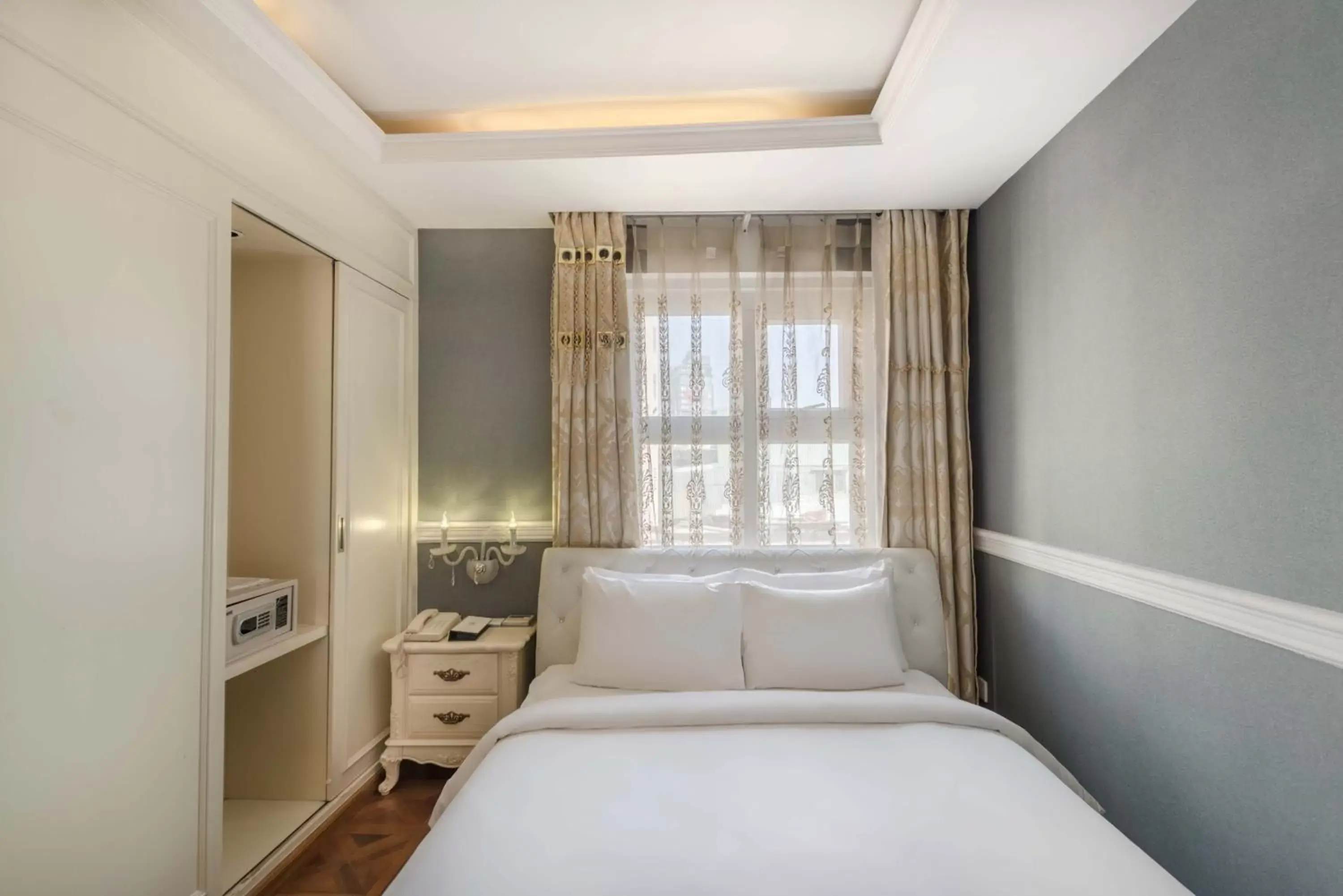 Deluxe Room in Me Saigon Boutique Hotel Deluxe Room in Me Saigon Boutique Hotel