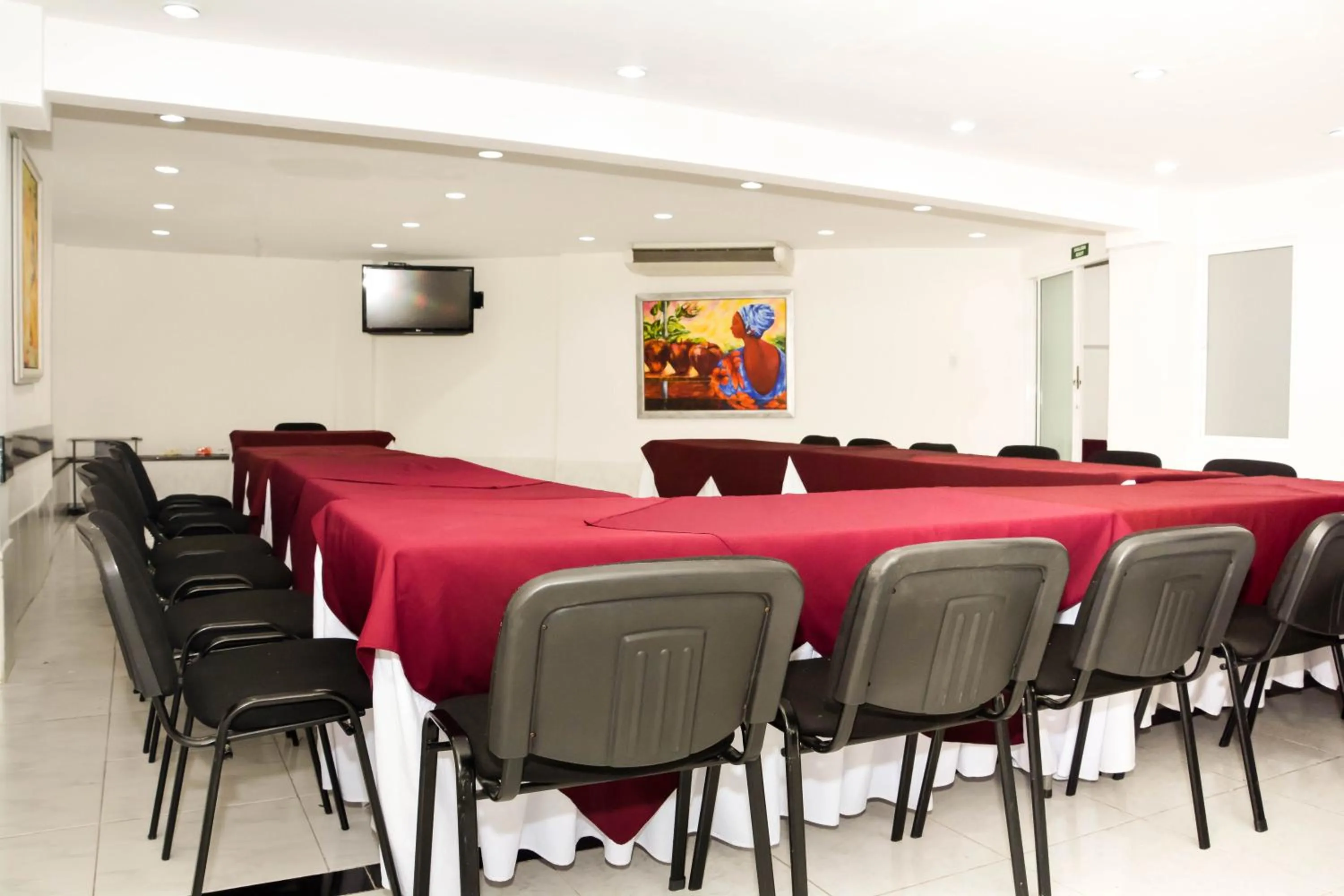 Communal lounge/ TV room in Hotel Karlo By GHO Hoteles