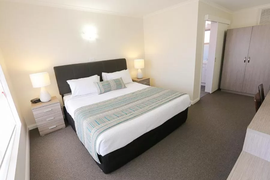 Bedroom, Bed in Seven Pines Motor Inn