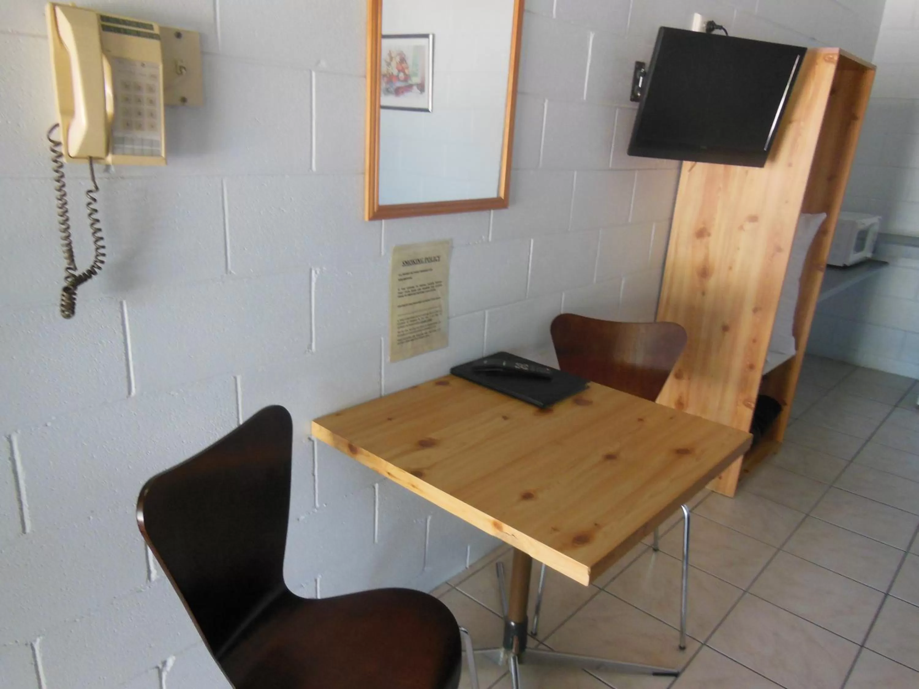 Dining area in Country Road Motel