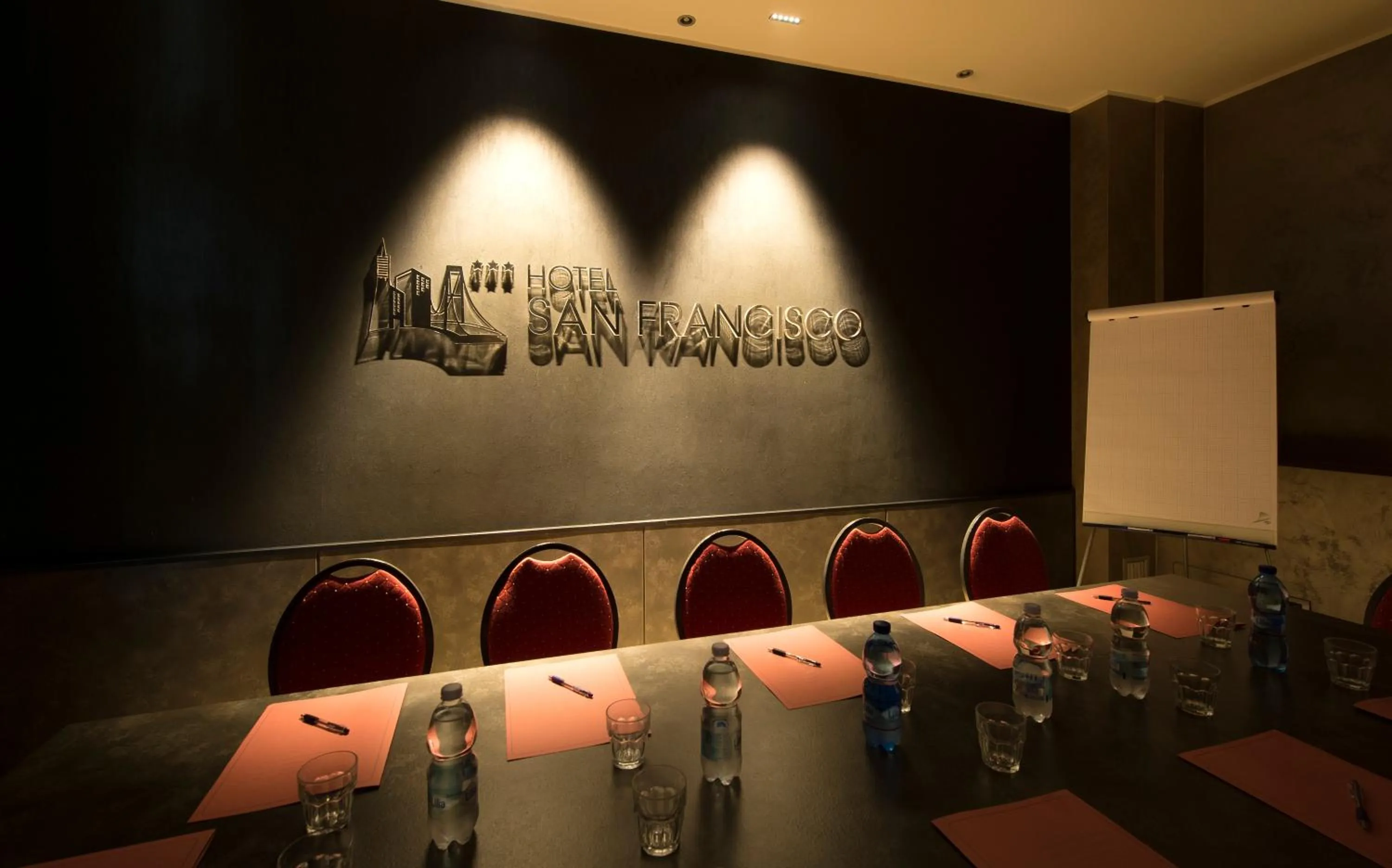 Communal lounge/ TV room in Hotel San Francisco