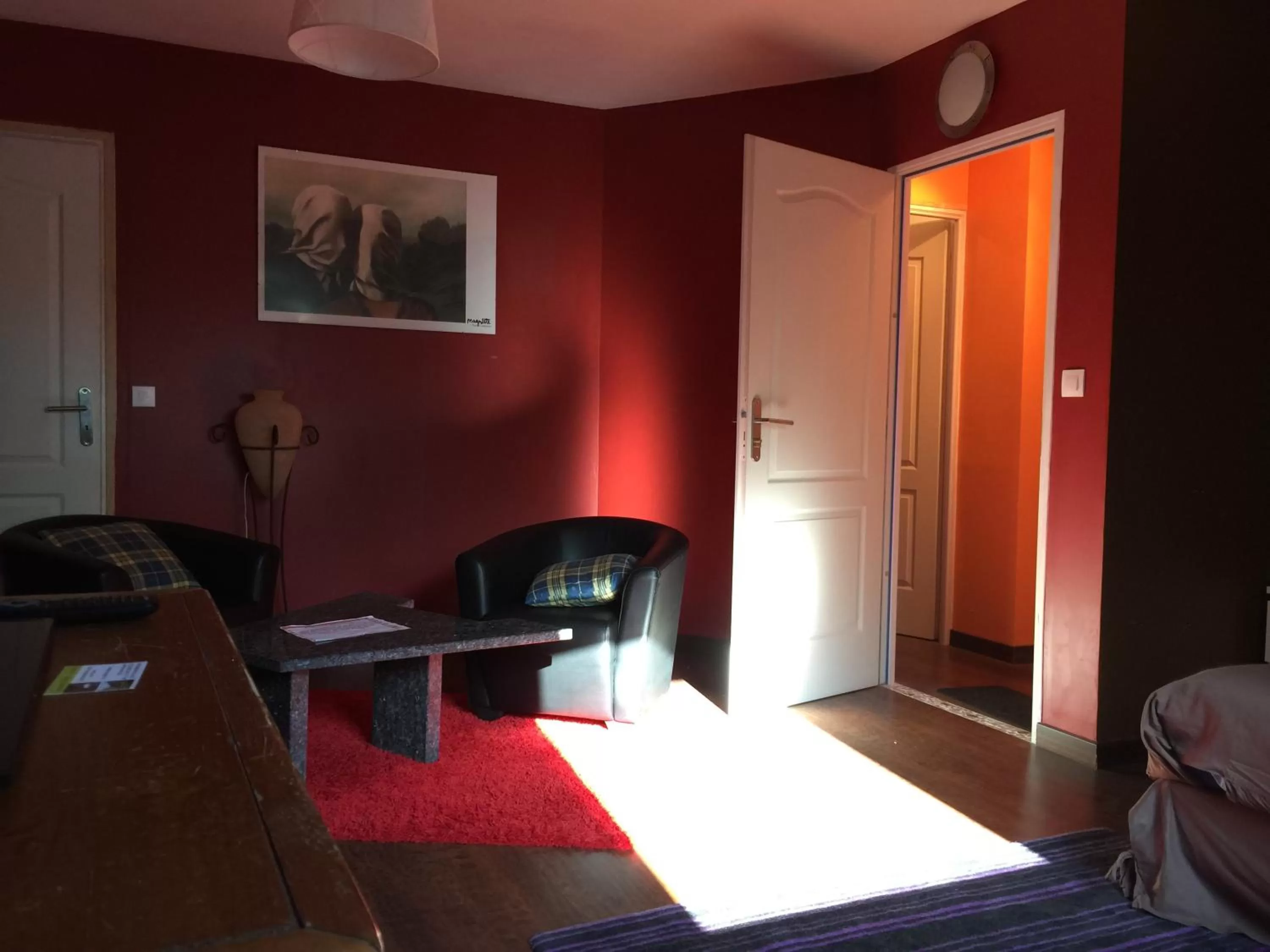 Photo of the whole room in La Caronnière