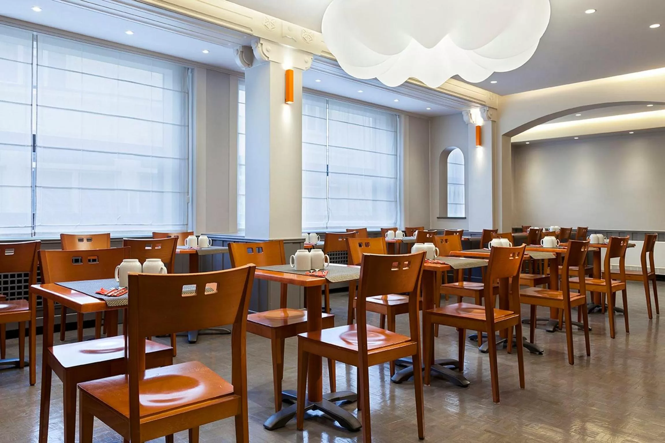 Restaurant/places to eat in Timhotel Opéra Blanche Fontaine