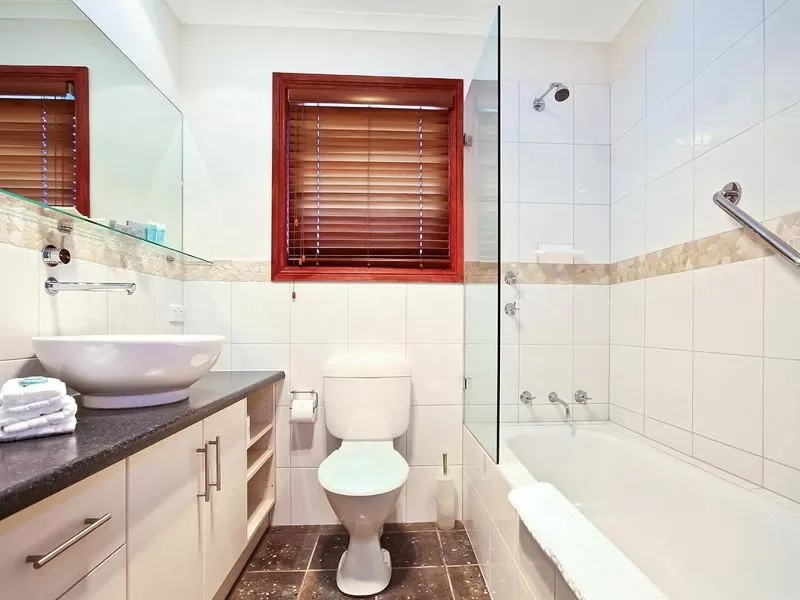 Bathroom in Wine and Roses Bed and Breakfast