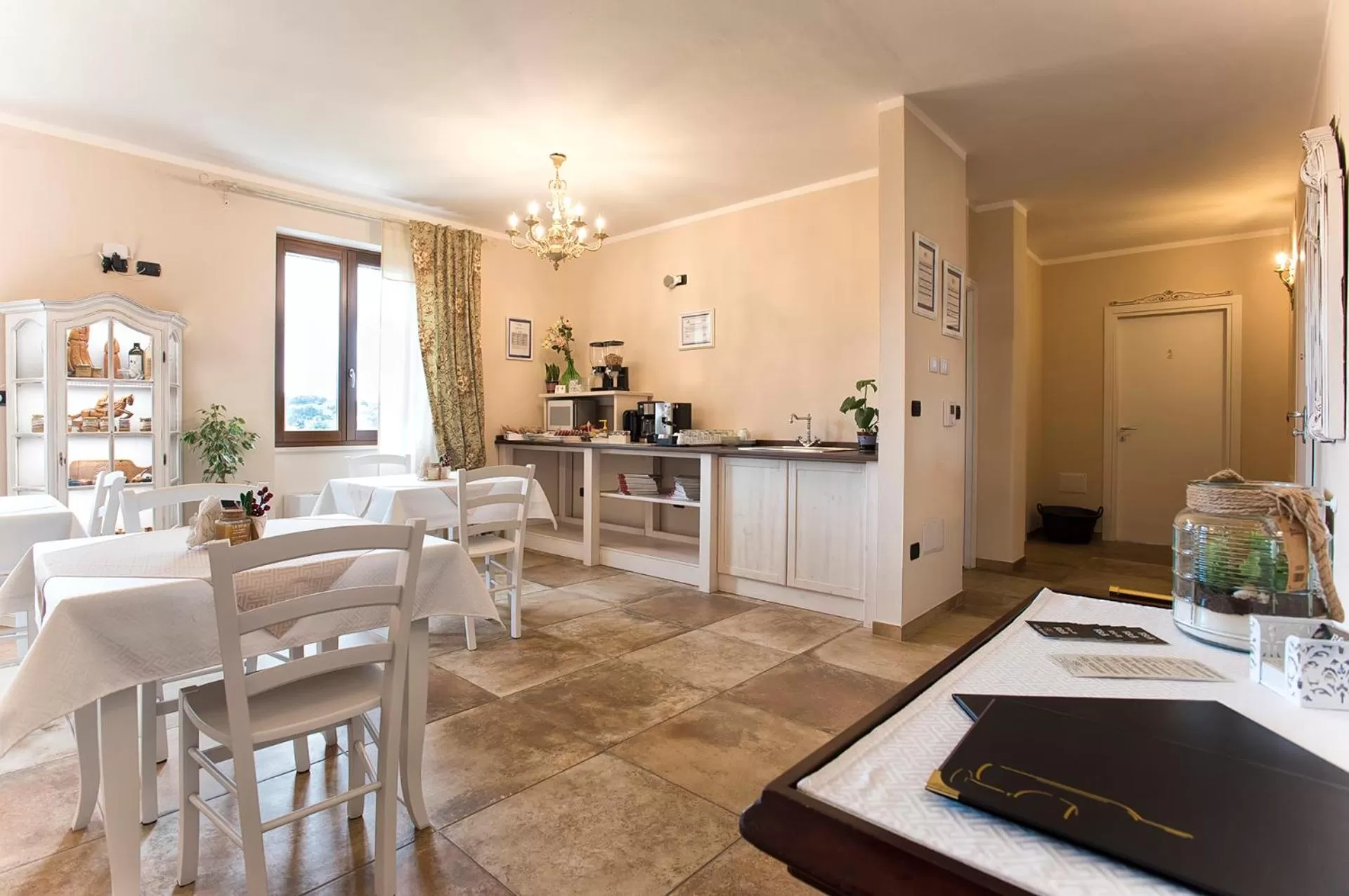 Communal lounge/ TV room in Villa Malvasio Pool and Jacuzzi Room Sassari