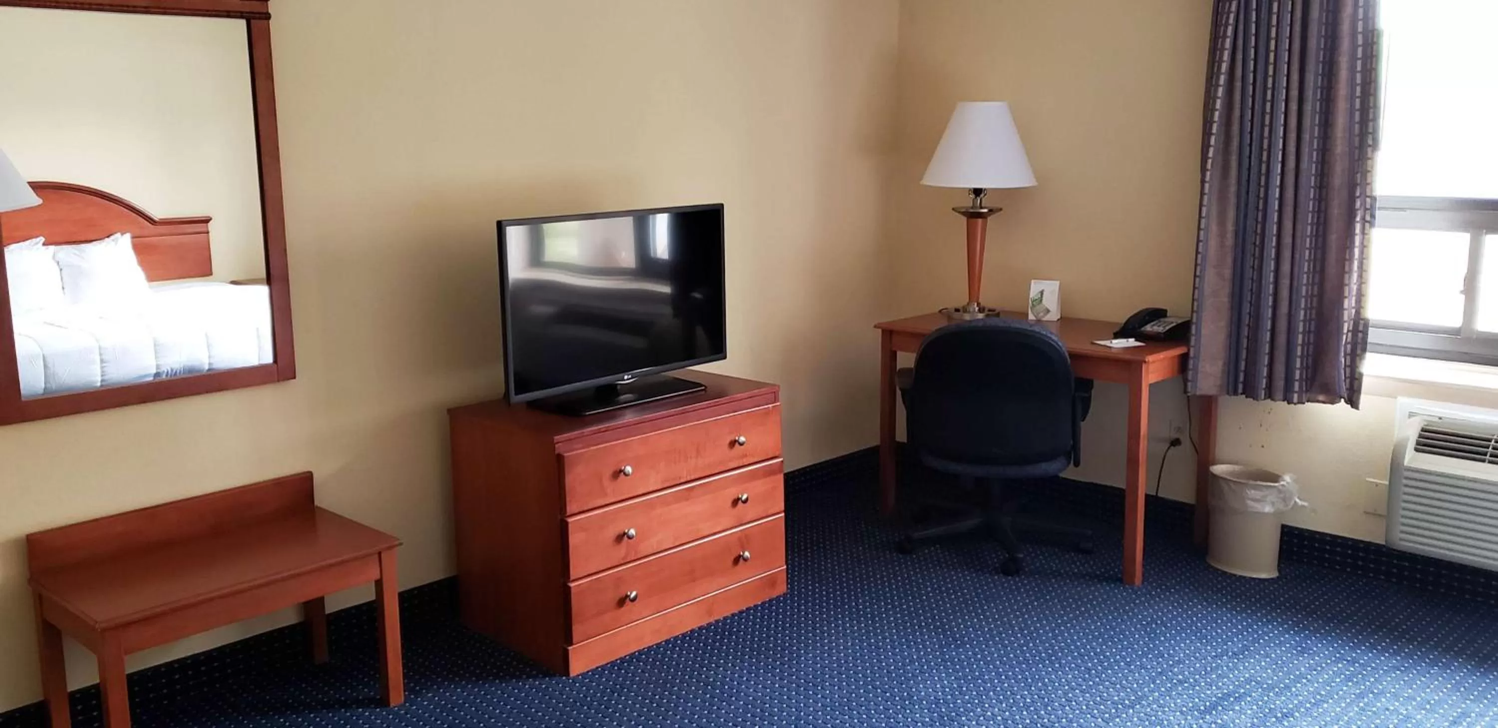Standard King Room in Motel 6 East Windsor, NJ Hightstown