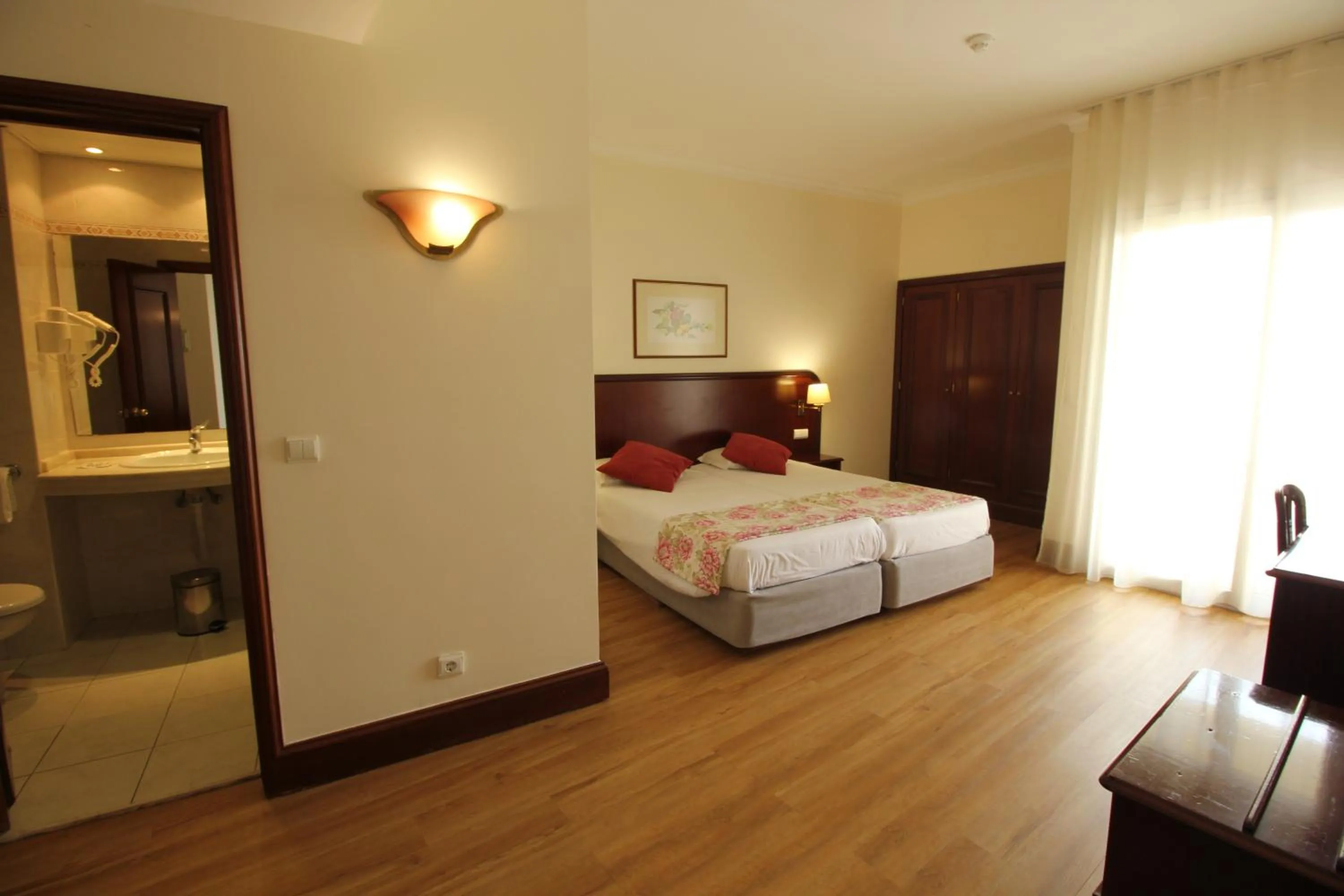 Bathroom, Bed in Suite Hotel Jardins Da Ajuda