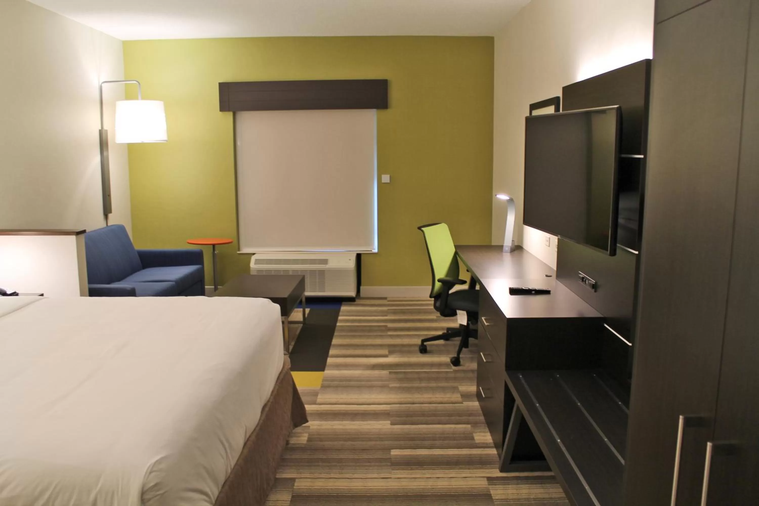 Photo of the whole room, Bed in Holiday Inn Express & Suites - St. Louis South - I-55 by IHG