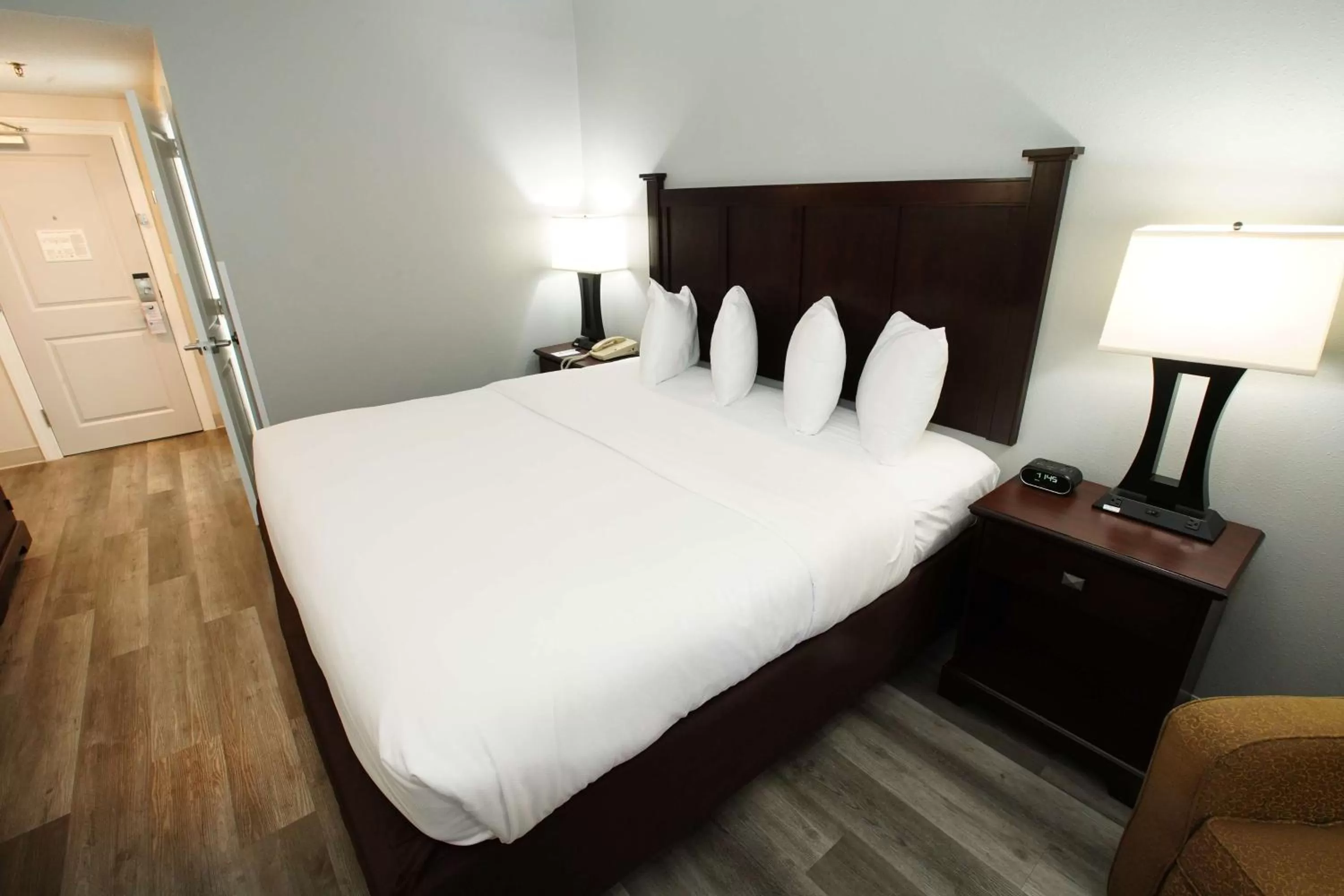 Photo of the whole room, Bed in Best Western Paramus Hotel & Suites