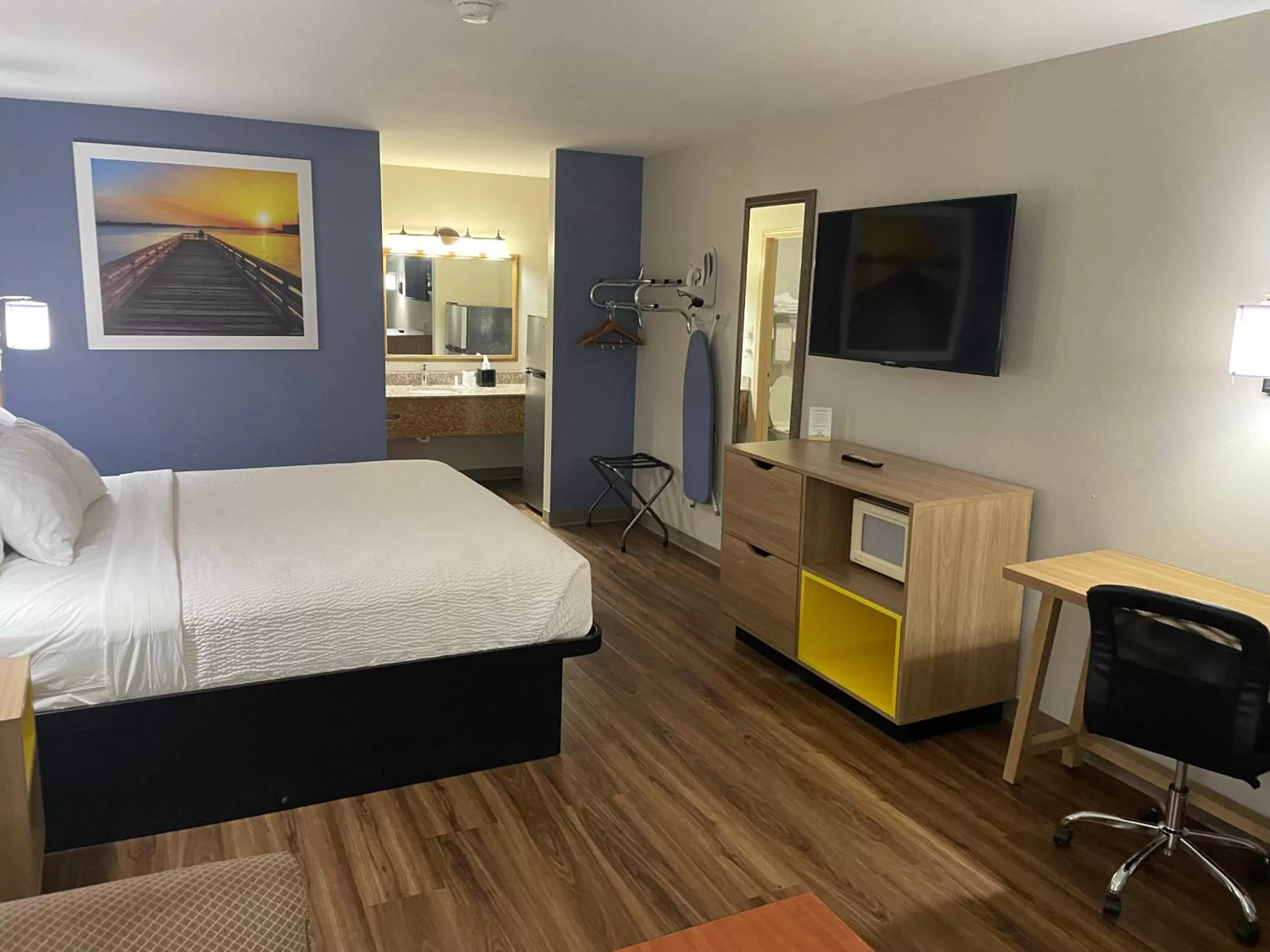 Bedroom, Bed in Days Inn by Wyndham Portland/Corpus Christi