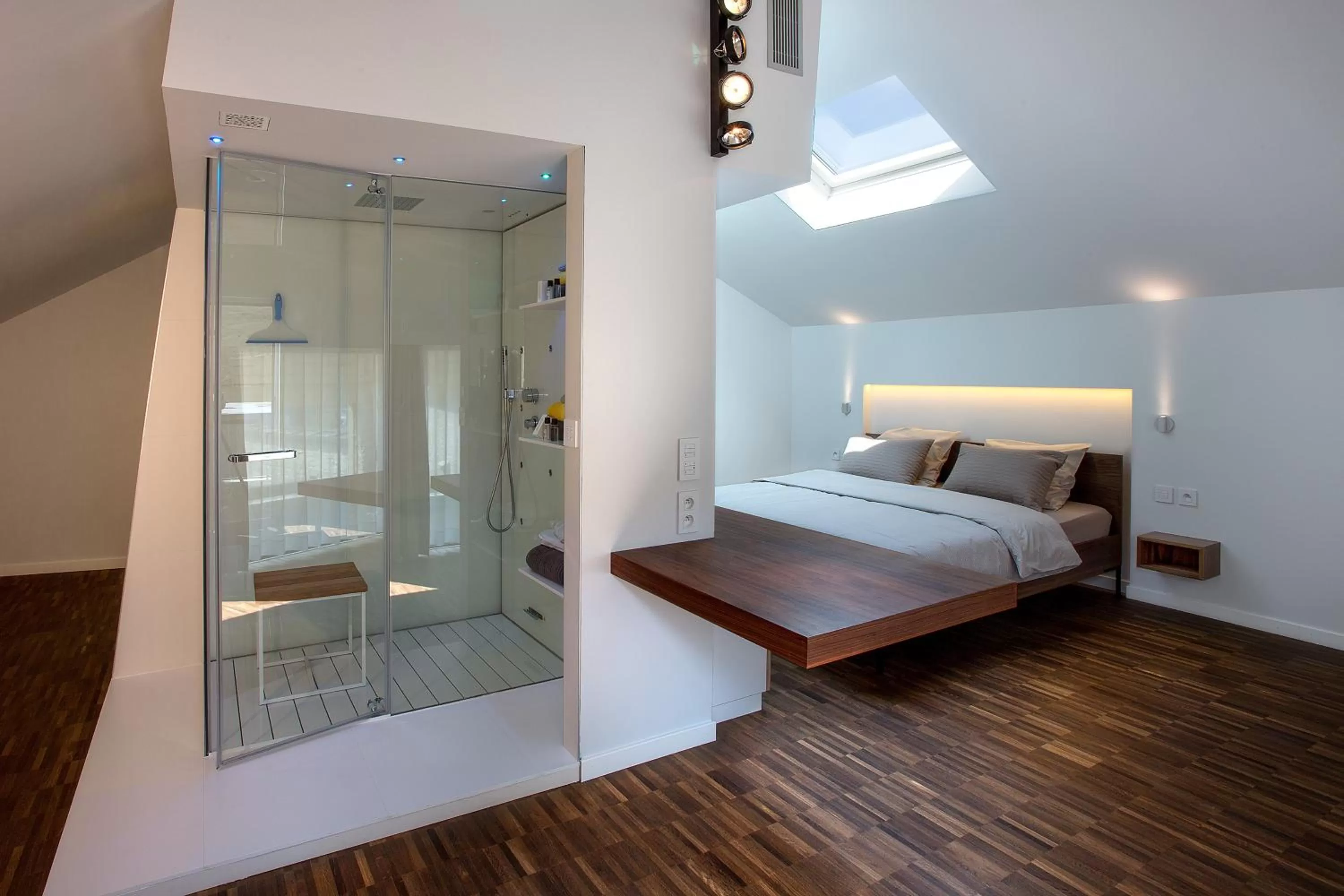 Shower, Bed in B&B Snooz Inn