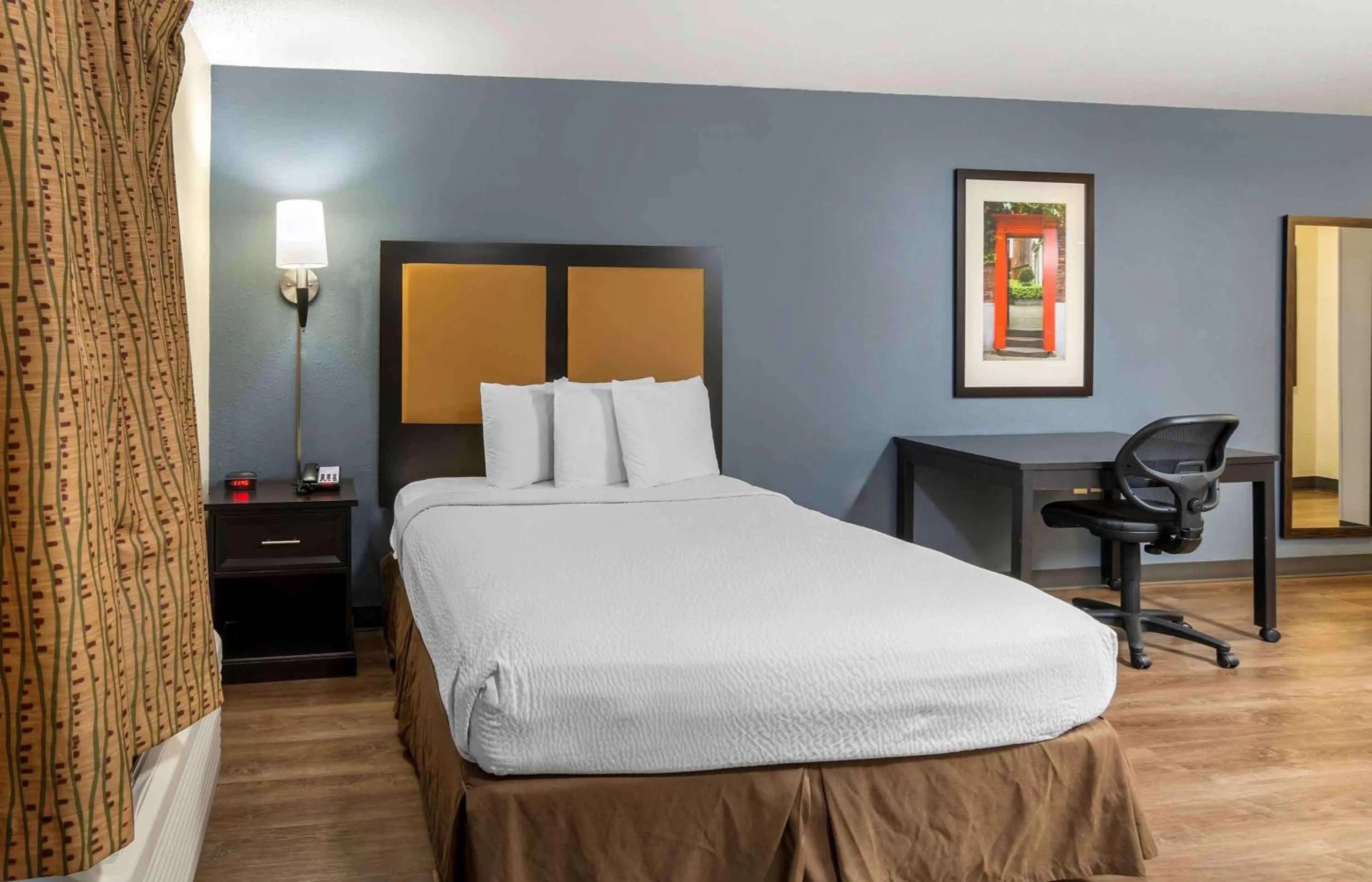Bedroom, Bed in Extended Stay America Select Suites - St Louis - Earth City