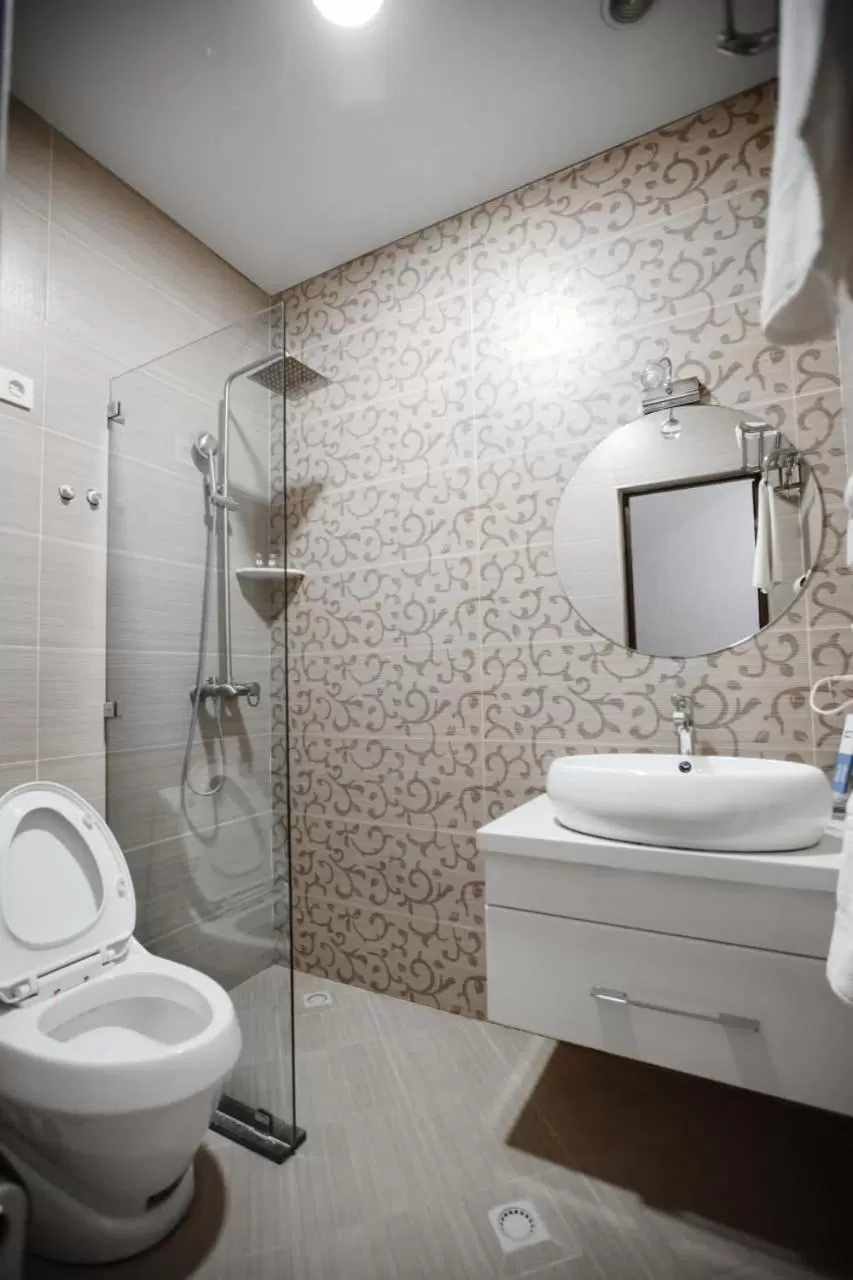 Shower in Shedevr Plaza