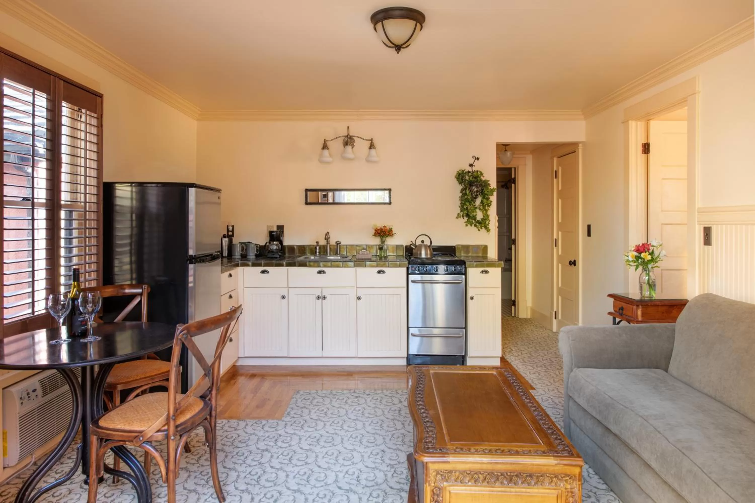 Kitchen or kitchenette in Chamberlin Inn