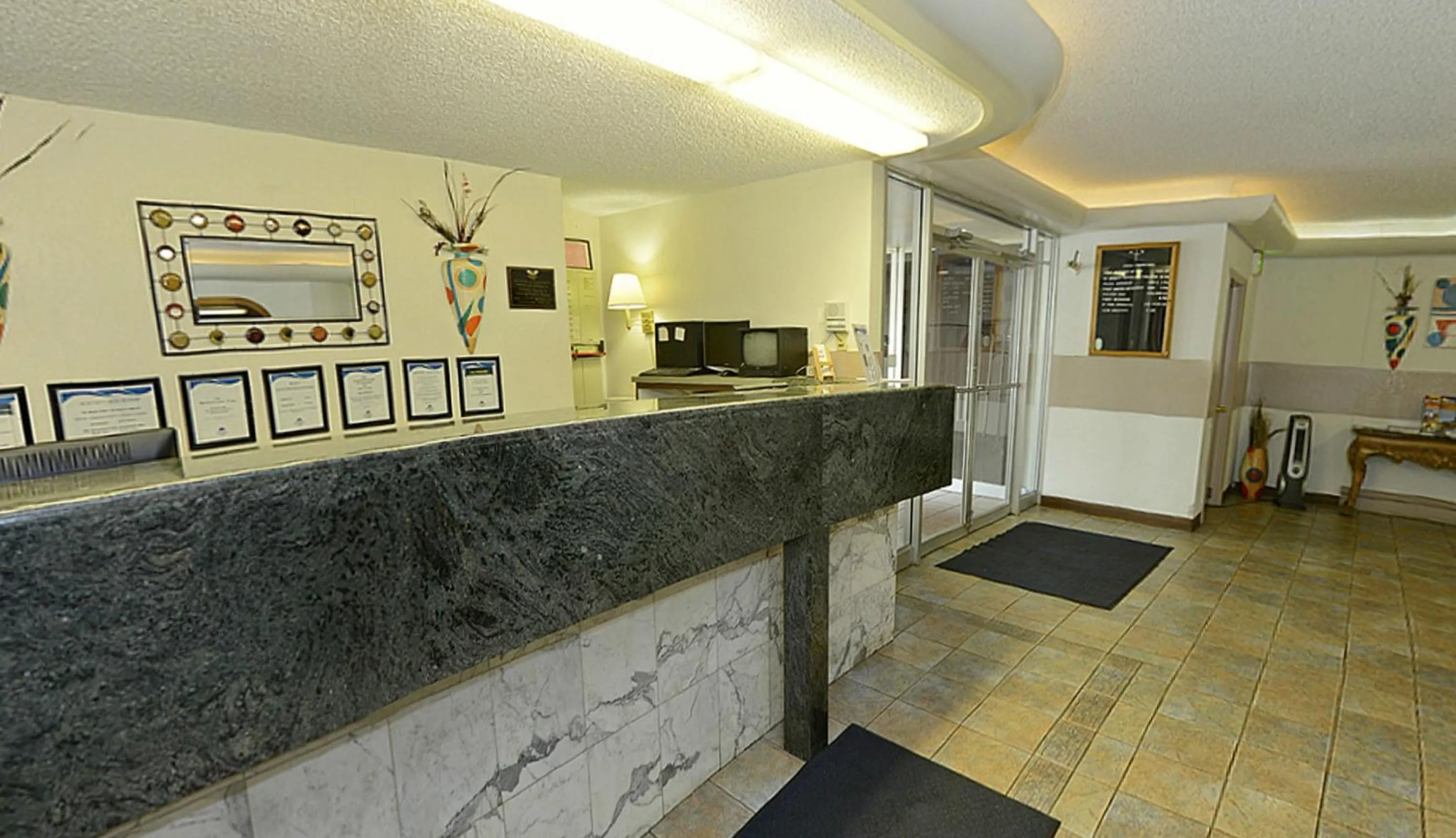 Lobby or reception in Howard Johnson by Wyndham Saint Joseph Benton Harbor