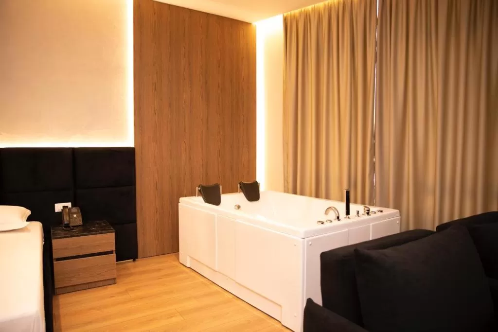 Bedroom, Seating Area in Hotel Continental