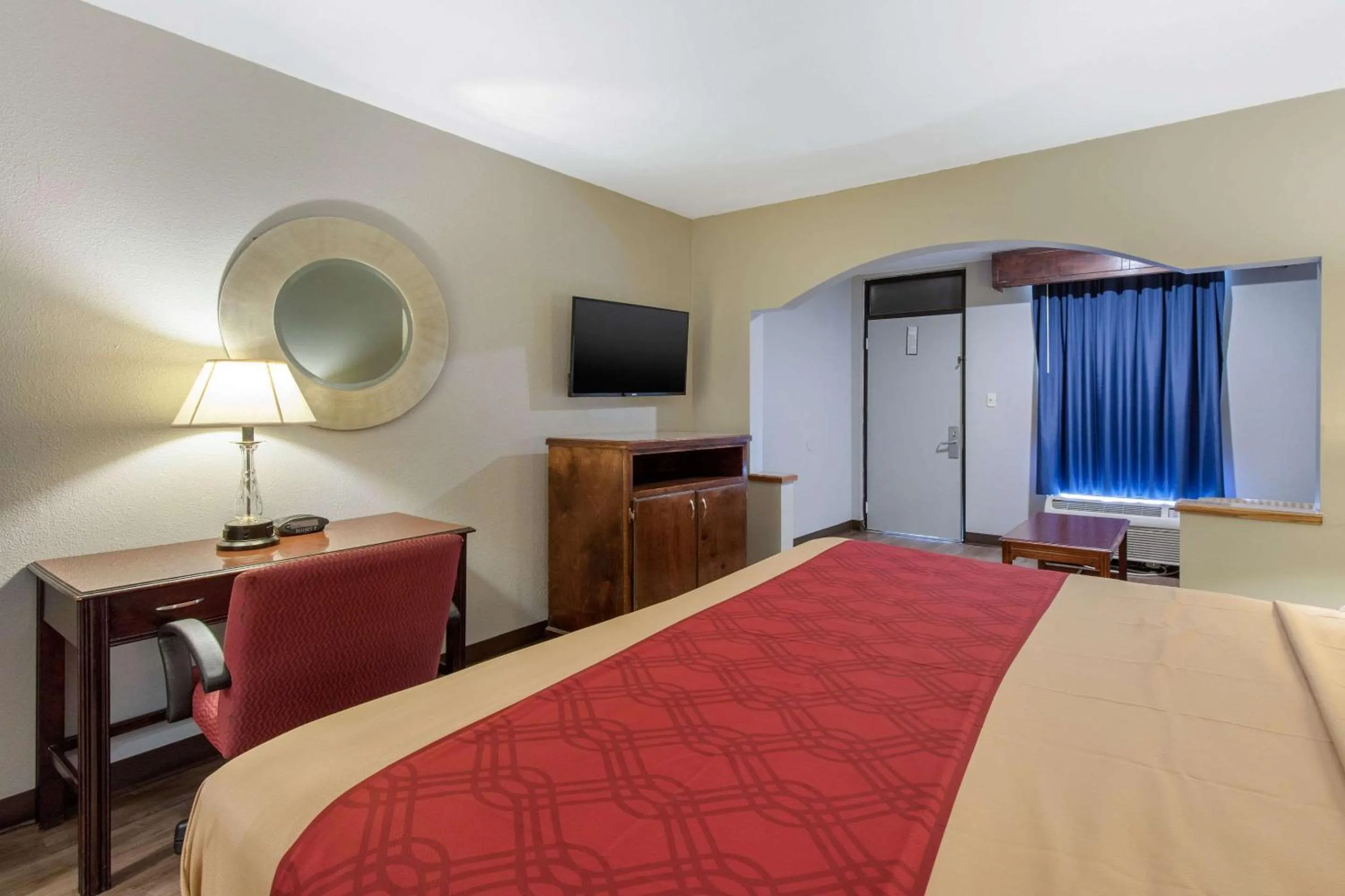 Photo of the whole room, Bed in Econo Lodge Aiken Central