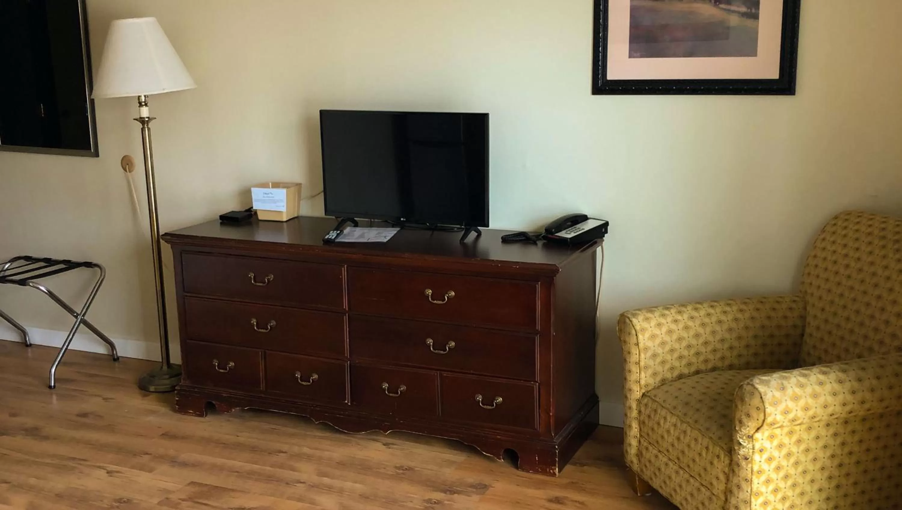 Photo of the whole room in Colonial Inn Ellsworth