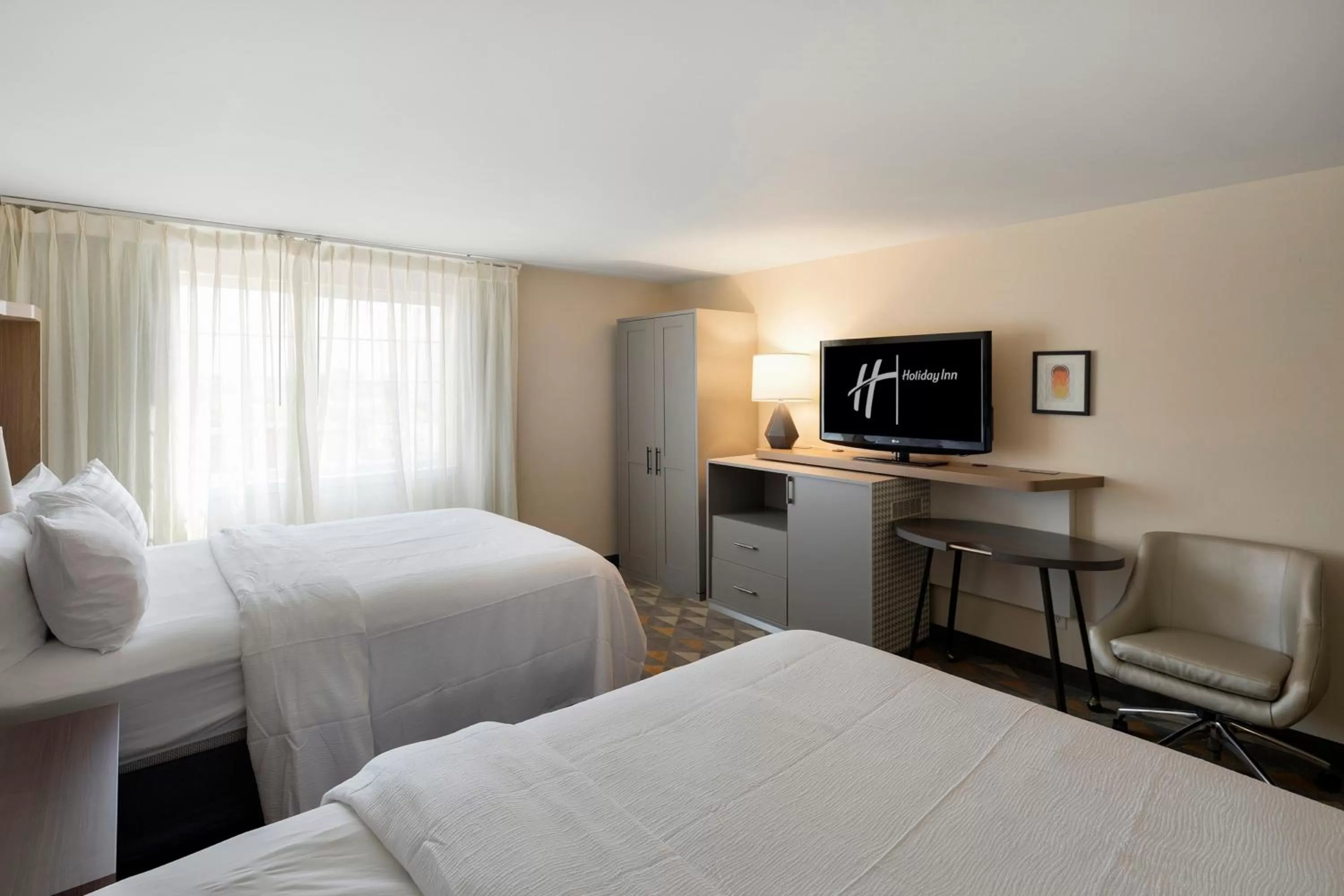 Photo of the whole room, Bed in Holiday Inn - Bloomington W MSP Airport Area by IHG