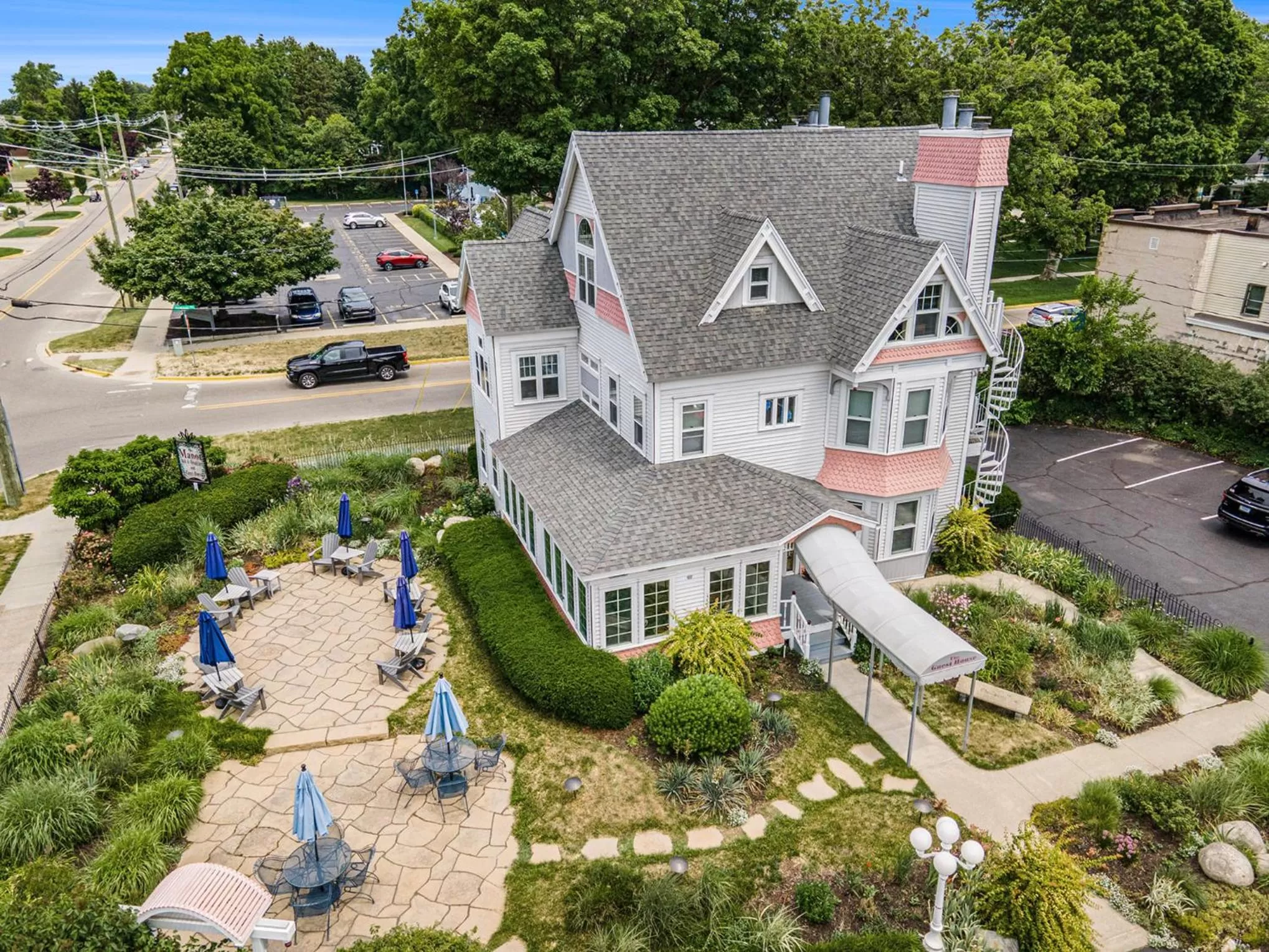 Property building in Yelton Manor Bed and Breakfast