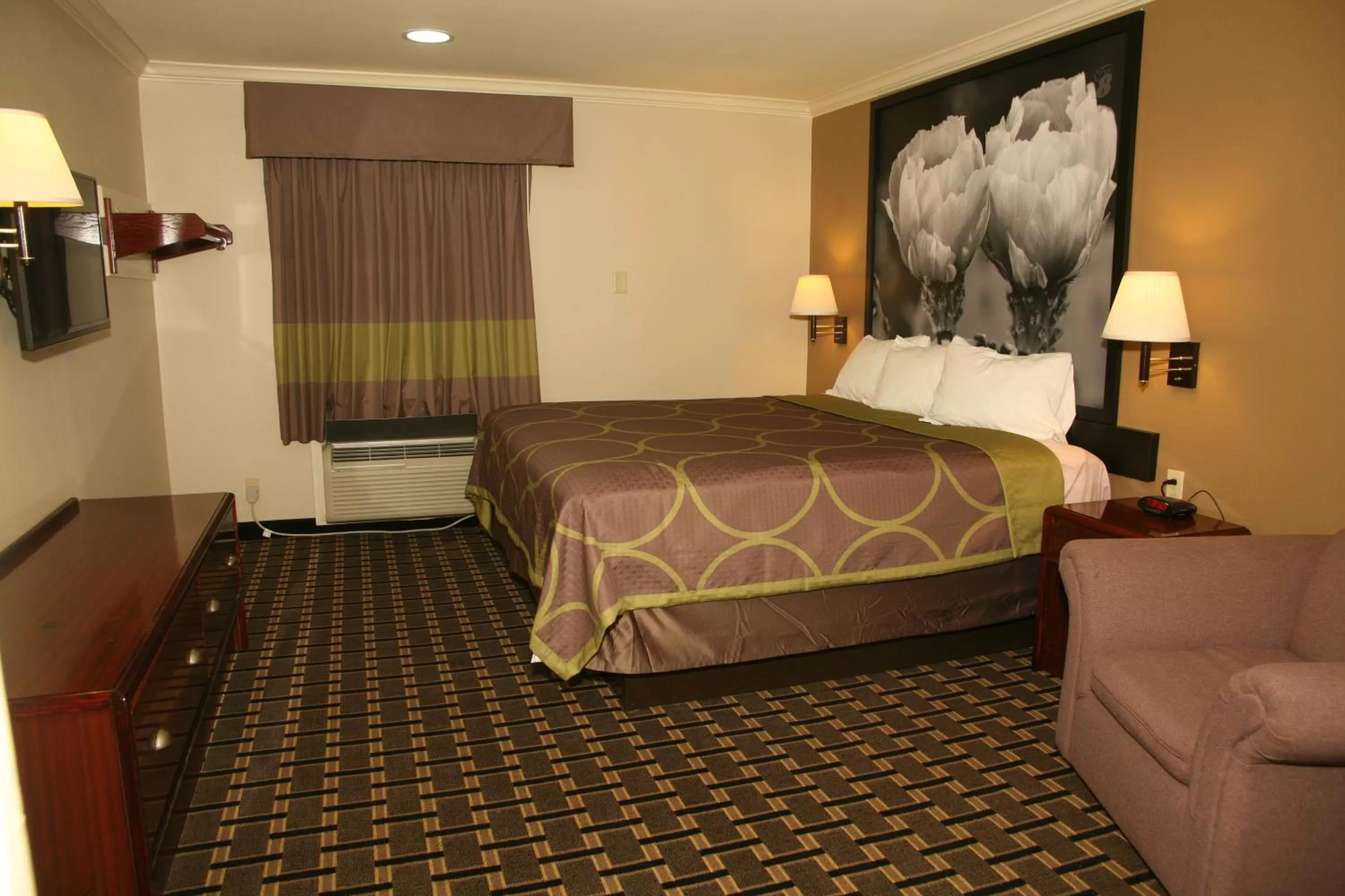 Photo of the whole room, Bed in Super 8 by Wyndham Tyler TX