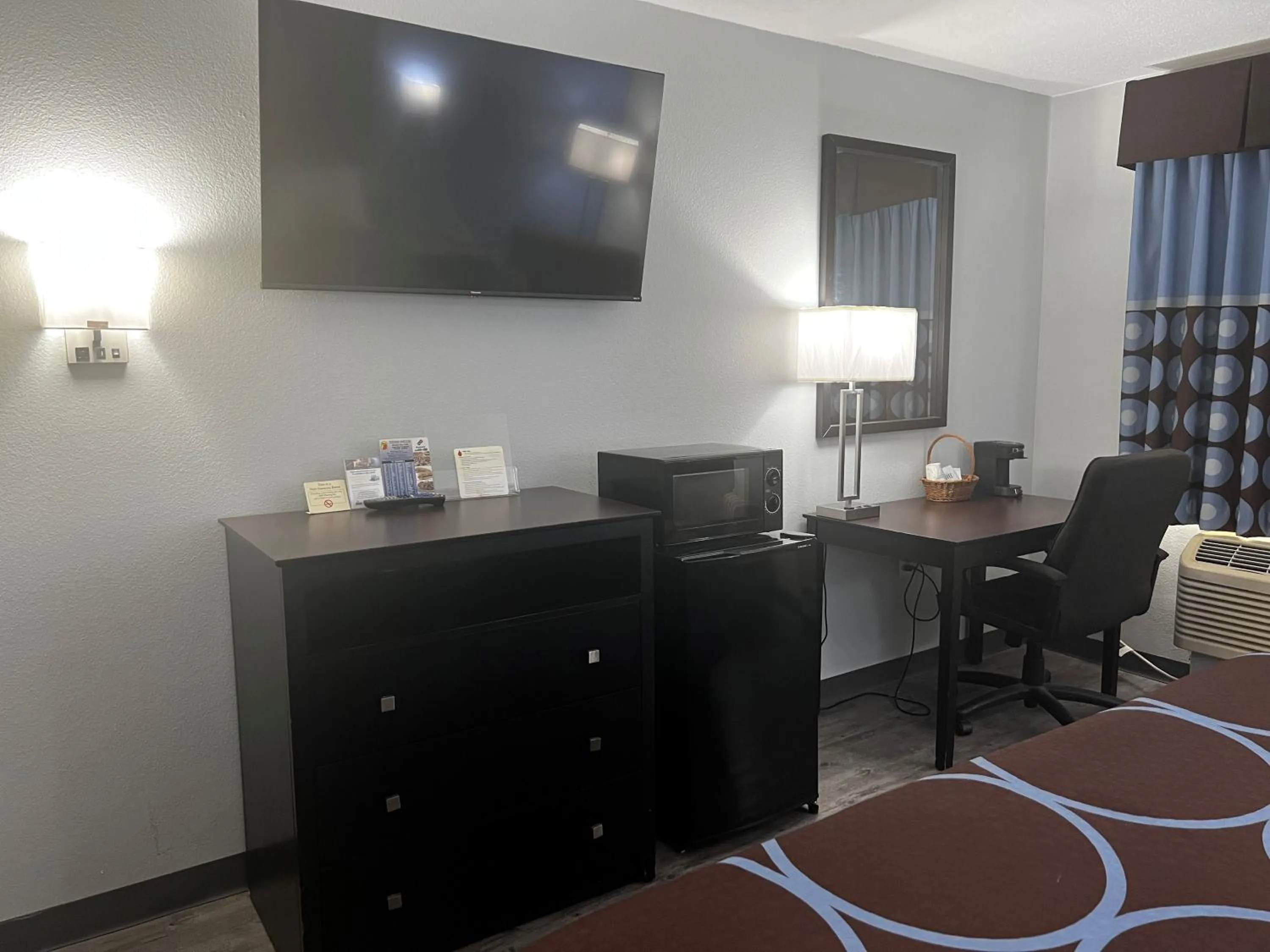 Photo of the whole room in Super 8 by Wyndham Cleveland TX