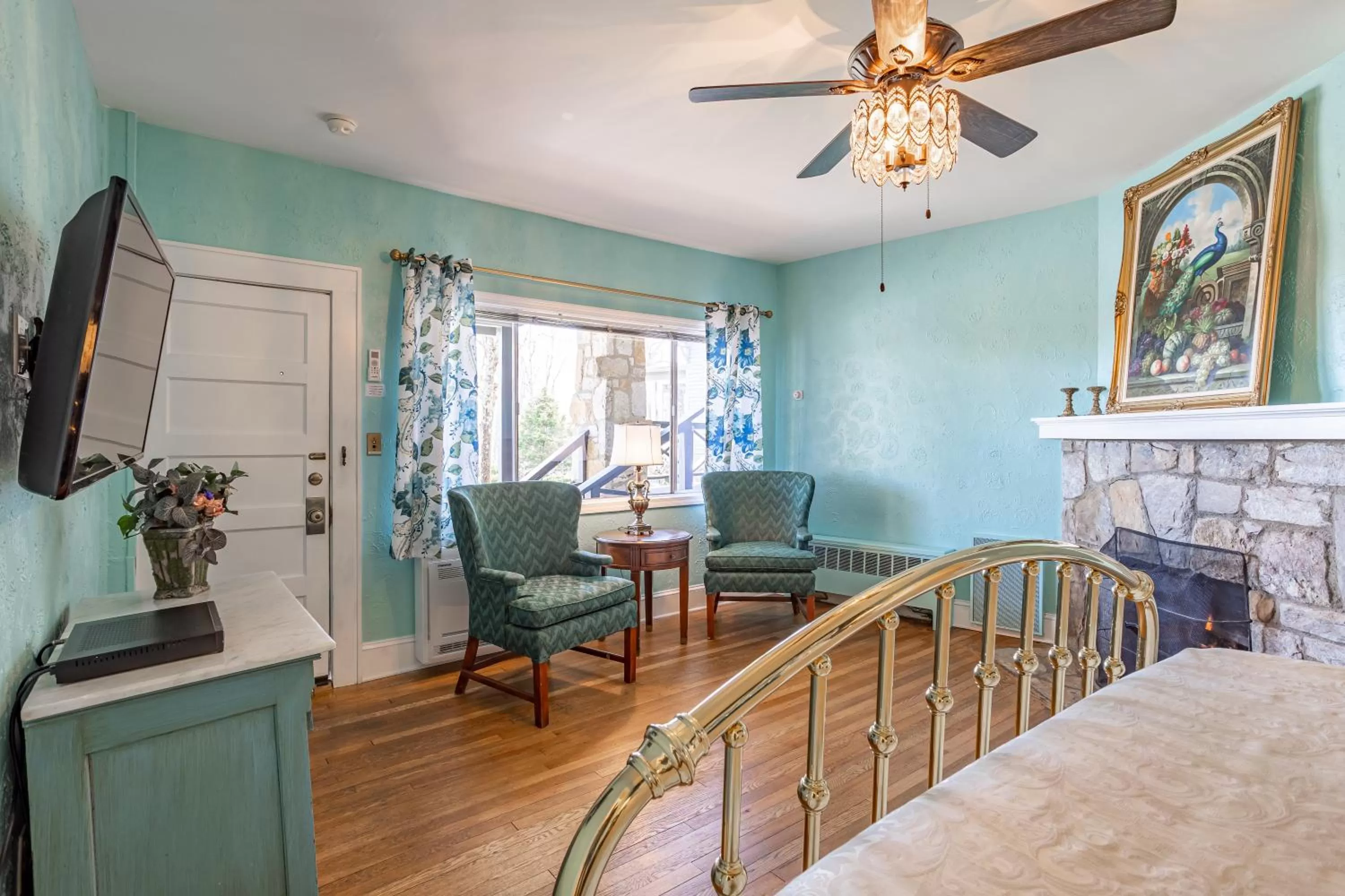 Seating area, Bed in Echo Mountain Inn