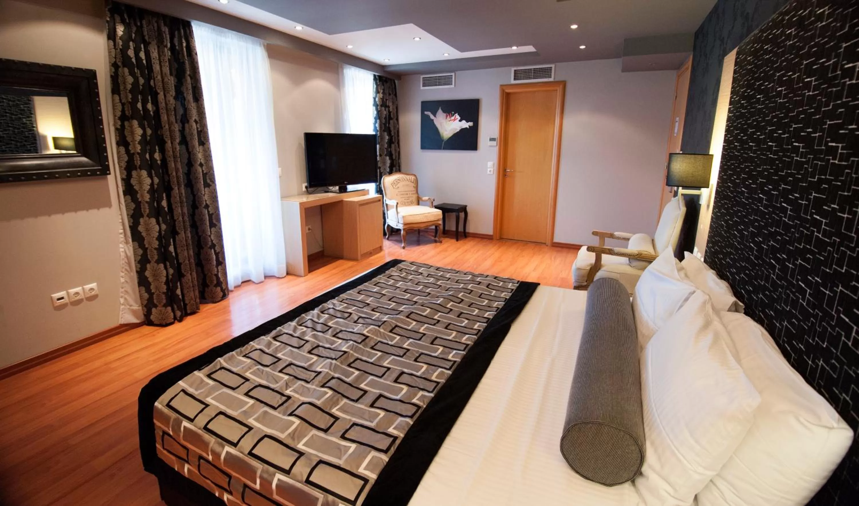 TV and multimedia in Nefeli Hotel Alimos