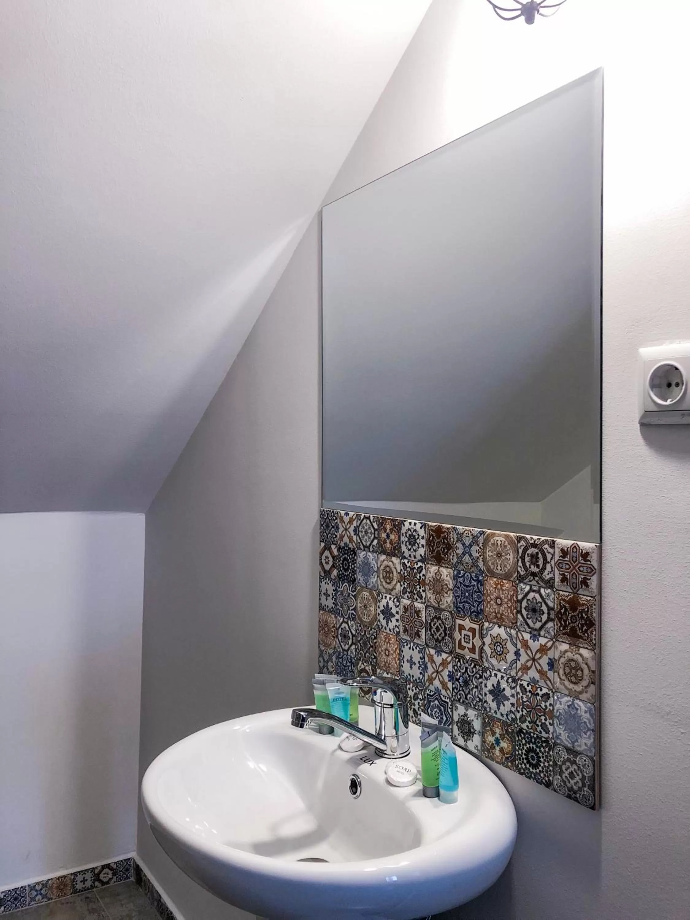 Shower in Check Point Hotel