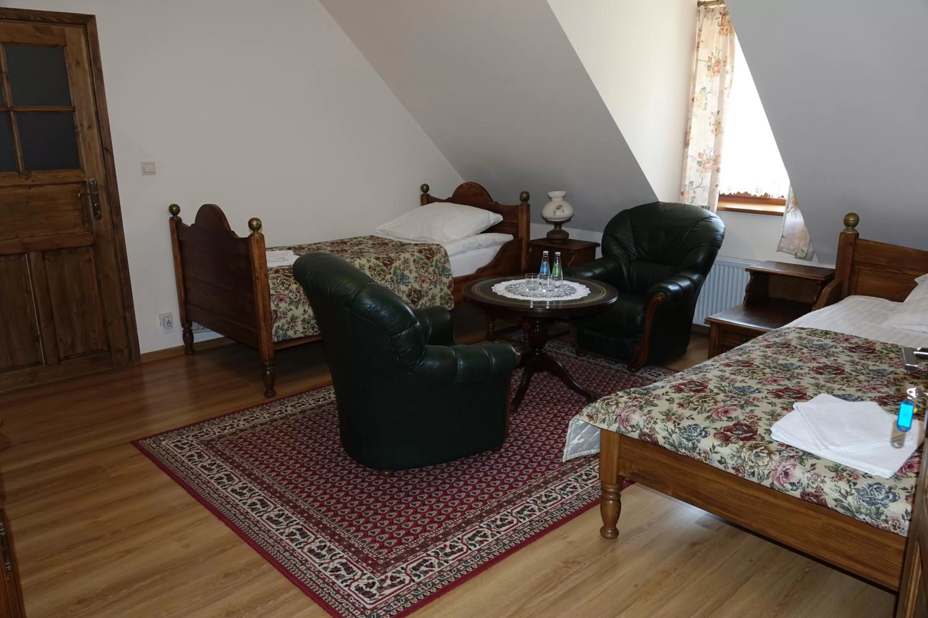 Bed in Gościniec Dworski w Ropie - Pokoje gościnne