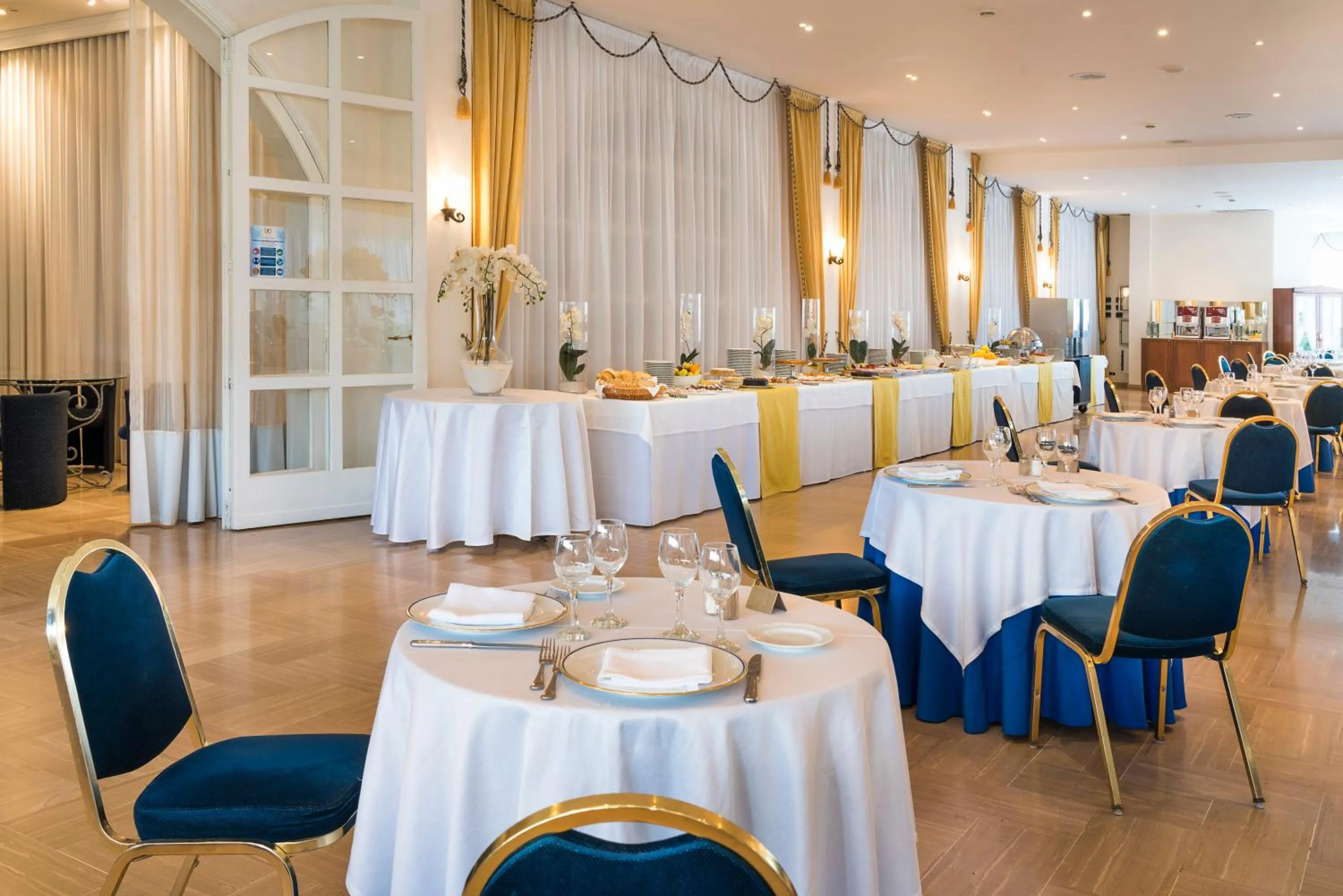 Restaurant/places to eat in Sant Alphio Garden Hotel & SPA