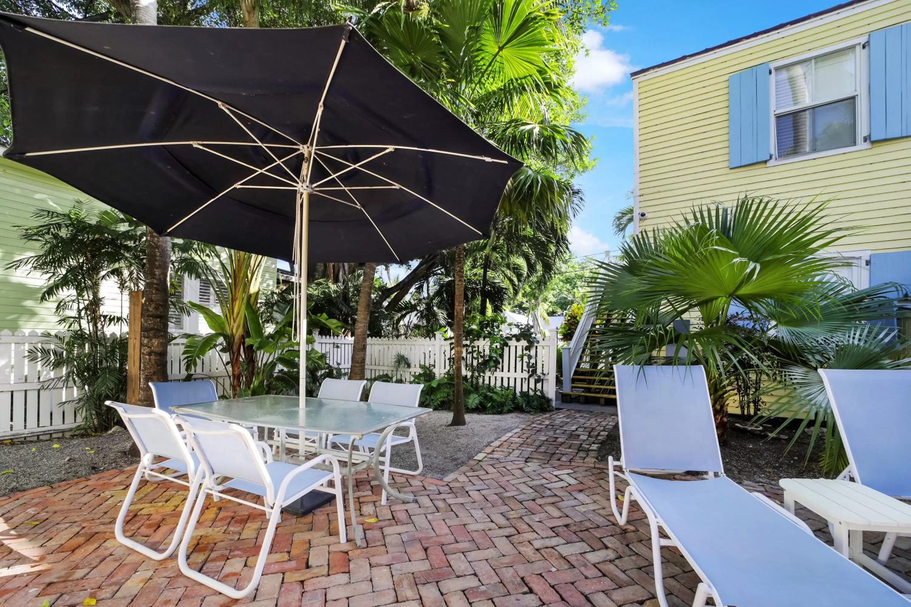 Property building, Swimming Pool in Tranquillity