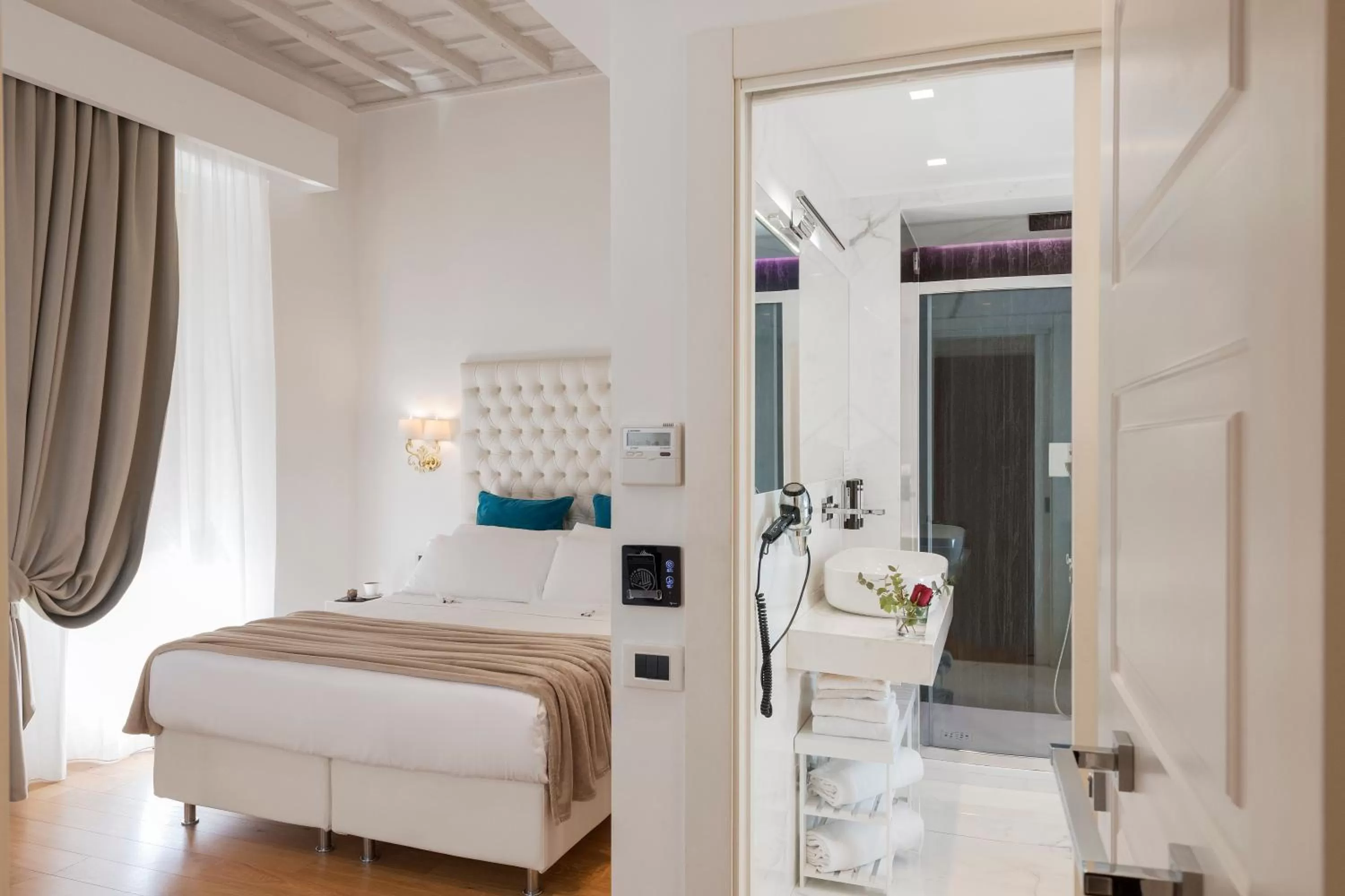 Shower, Bed in Argentina Residenza Style Hotel