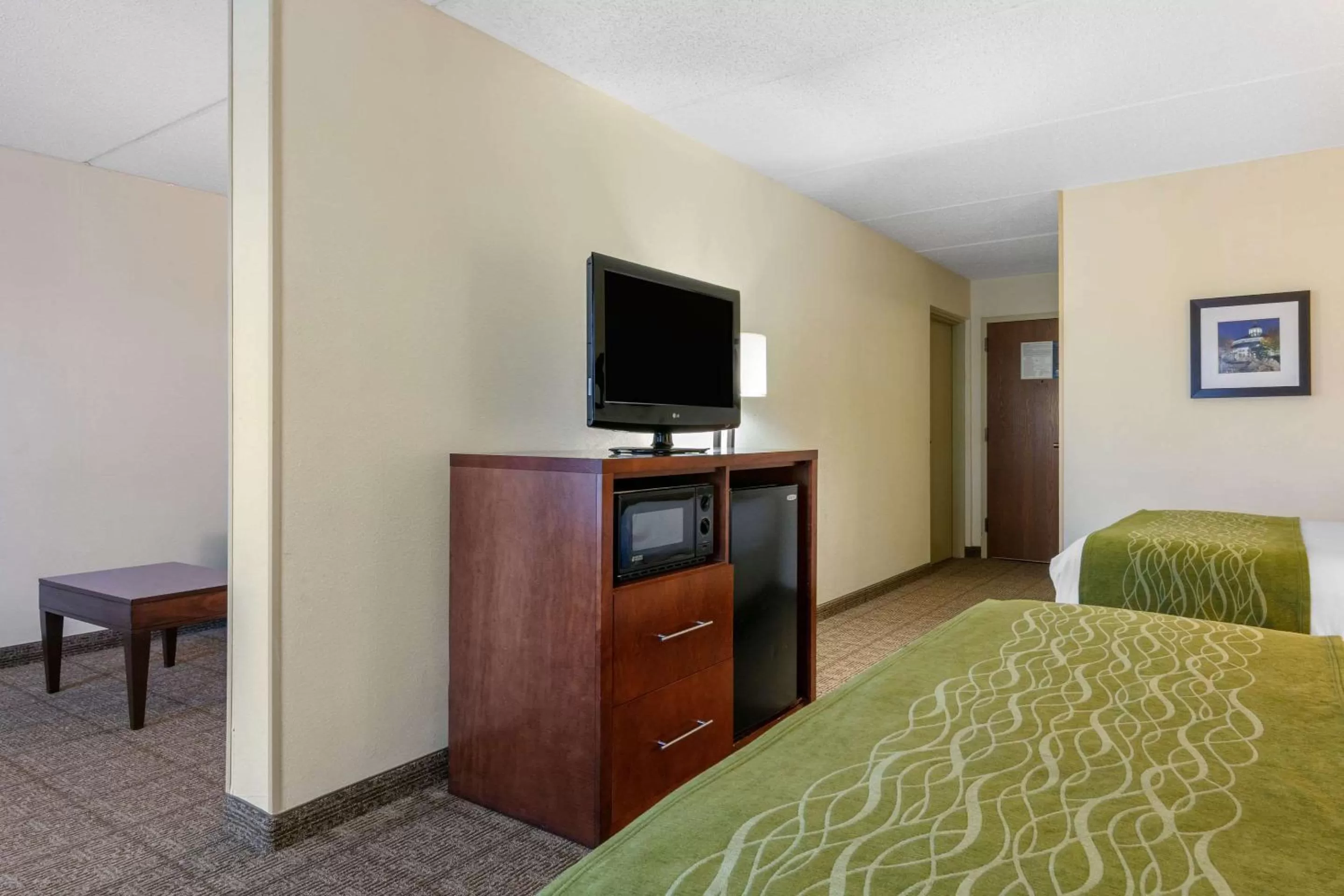 Photo of the whole room, Bed in Comfort Inn Chattanooga Downtown Southside
