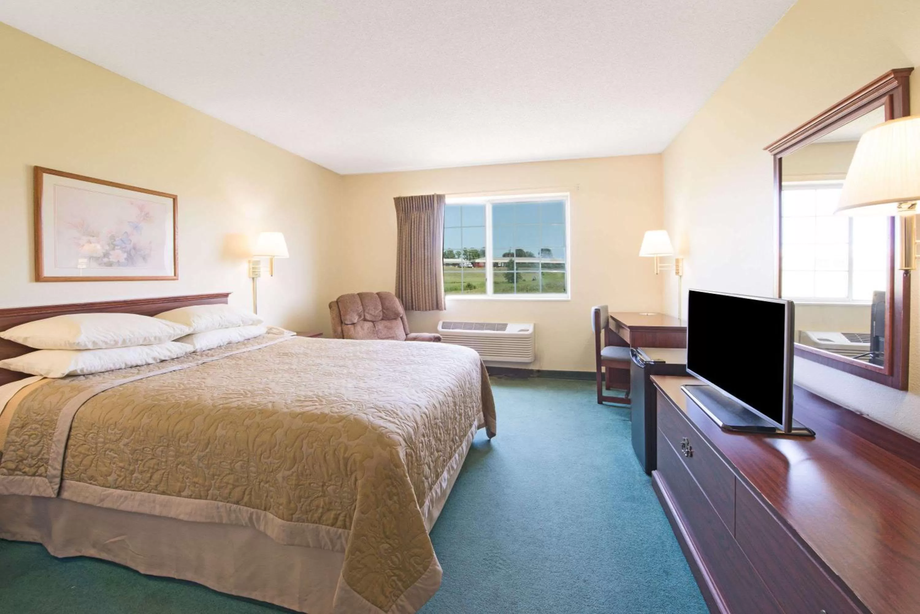 Photo of the whole room, Bed in Super 8 by Wyndham Richmond