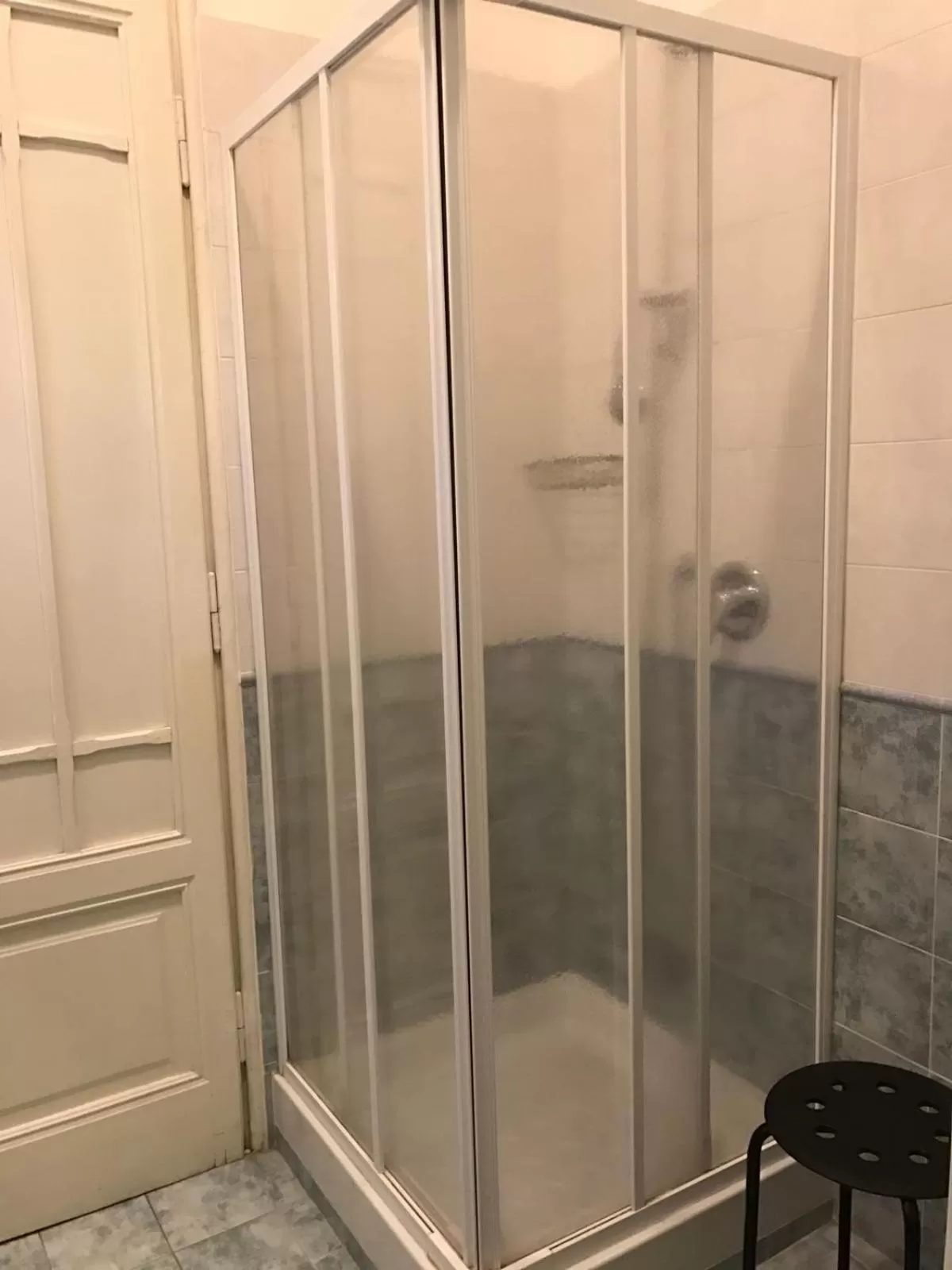 Shower in La Breccia A Porta Pia