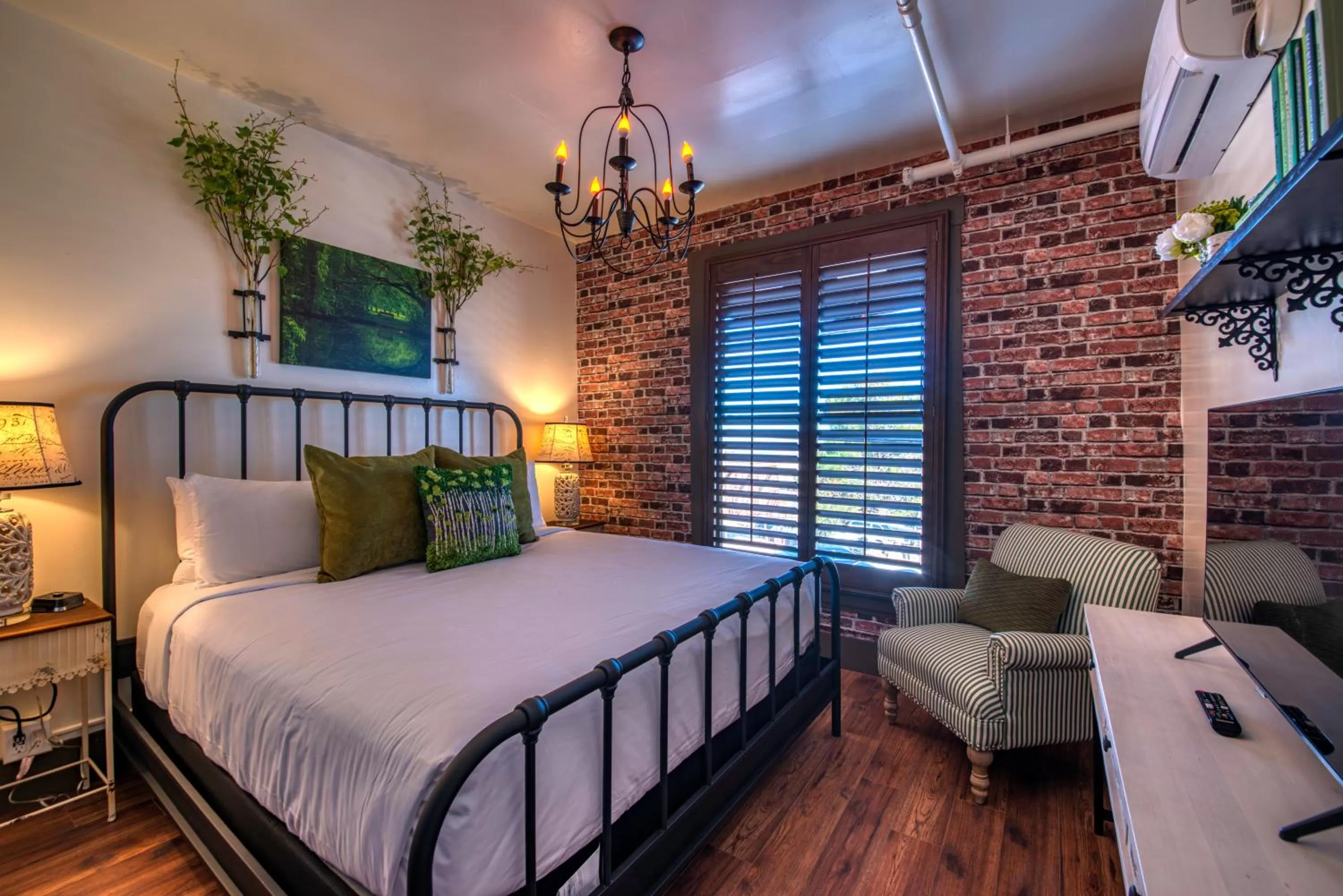 Photo of the whole room, Bed in The Clinkscale