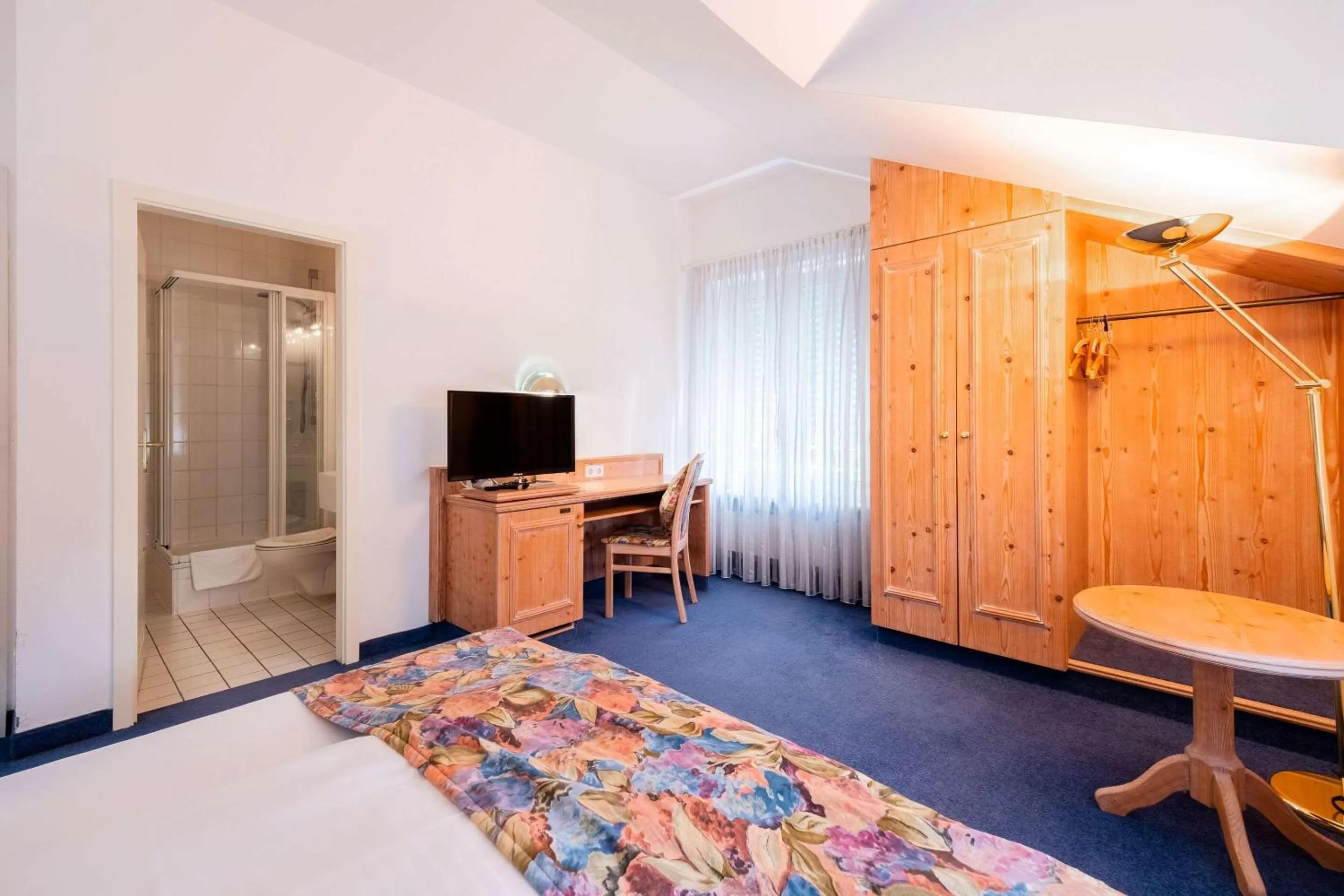 Photo of the whole room, TV/Entertainment Center in Hotel Georgenhof Markt Schwaben