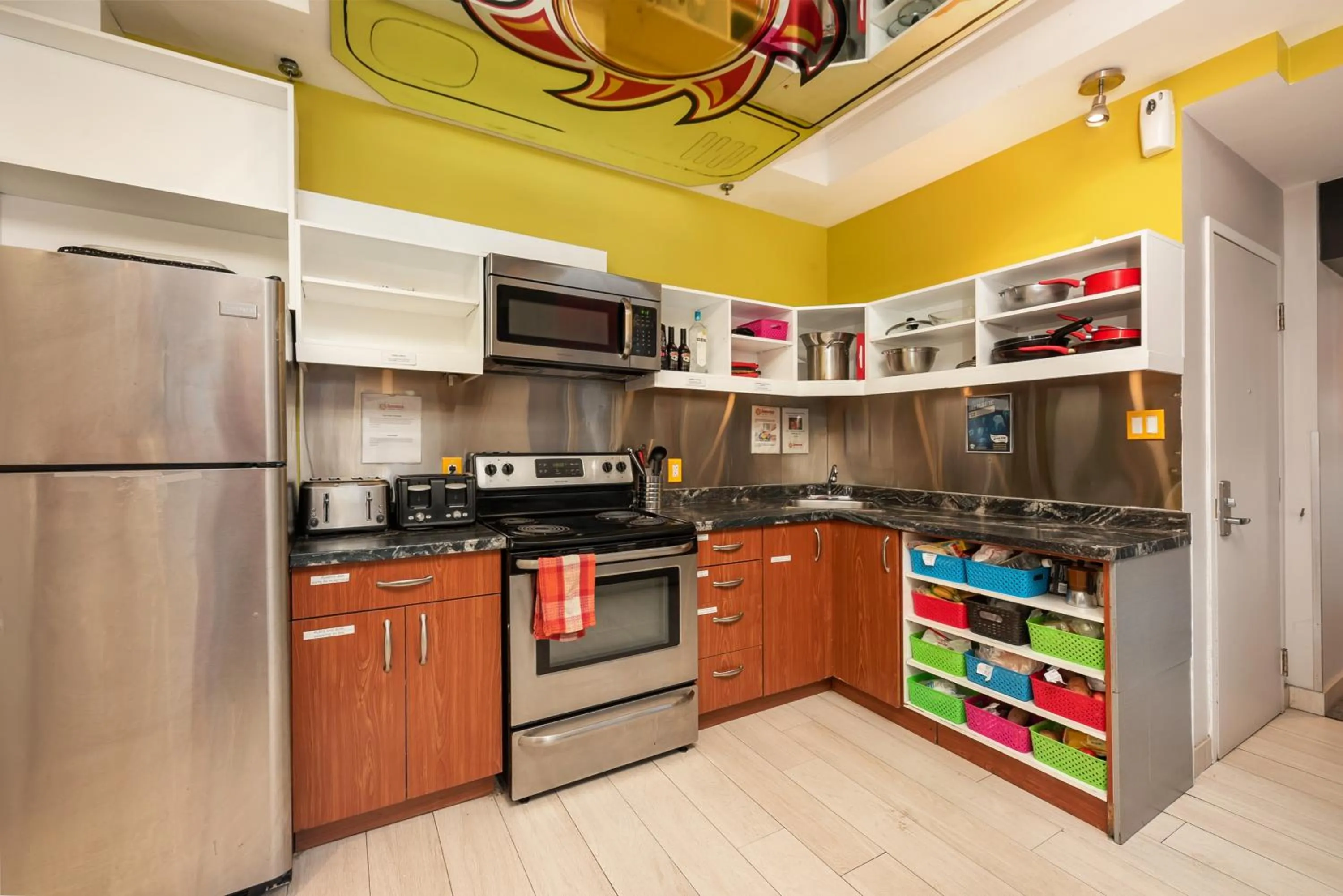 Communal kitchen in Samesun Montreal Hotel & Hostel