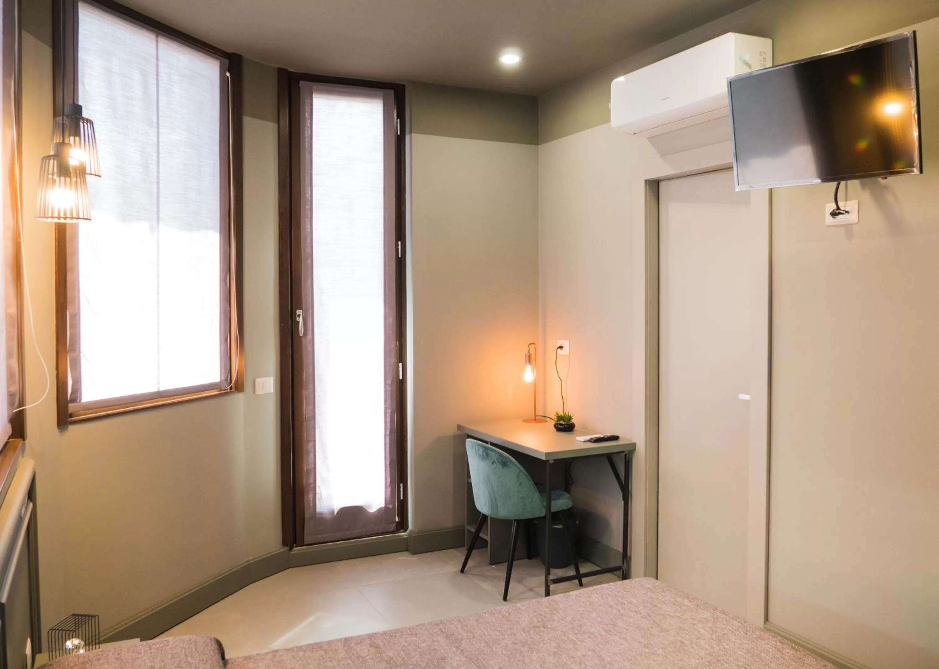 TV/Entertainment Center in HOST'n GO