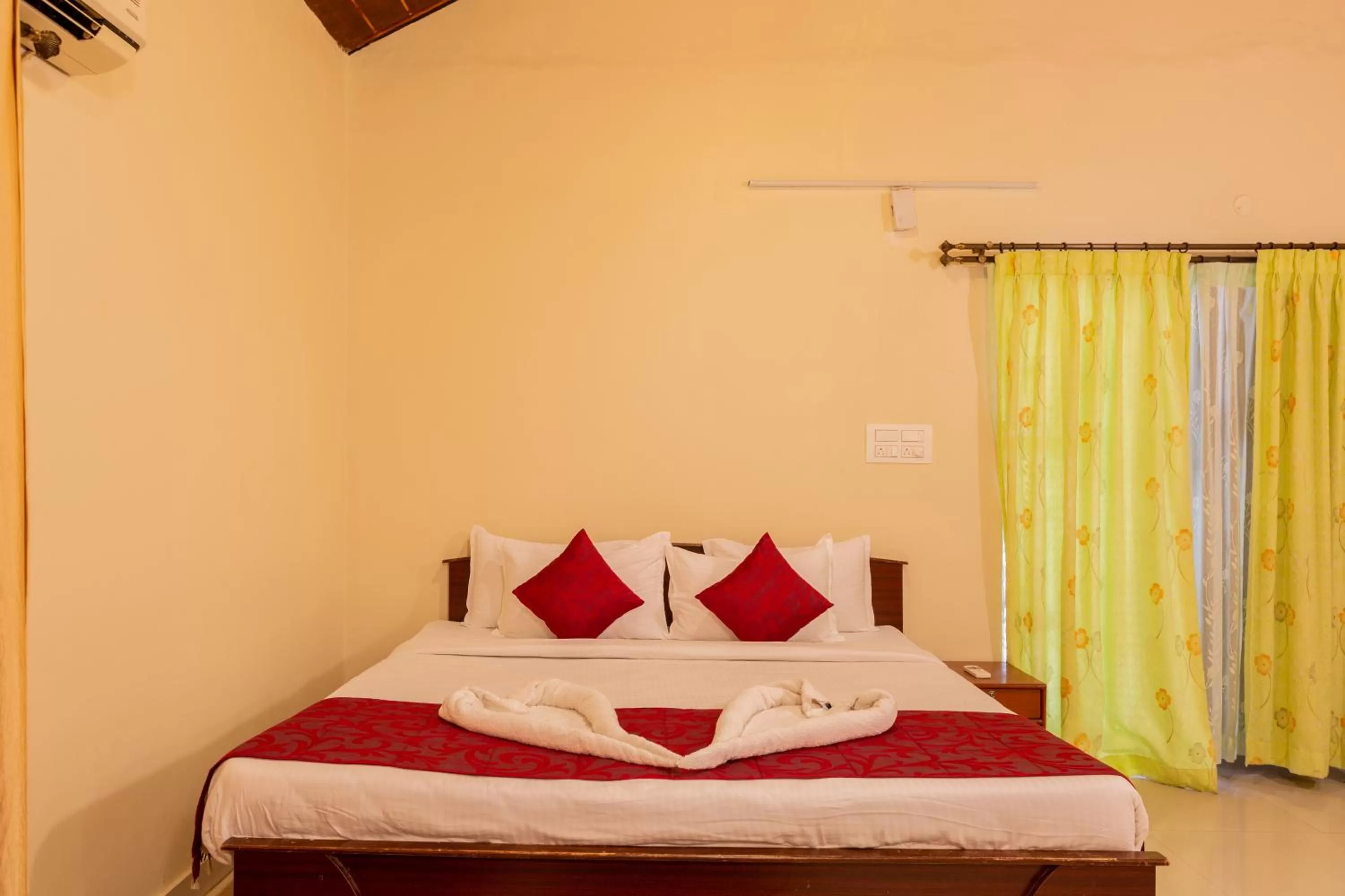 Bed in KSTDC Hotel Mayura Velapuri Belur